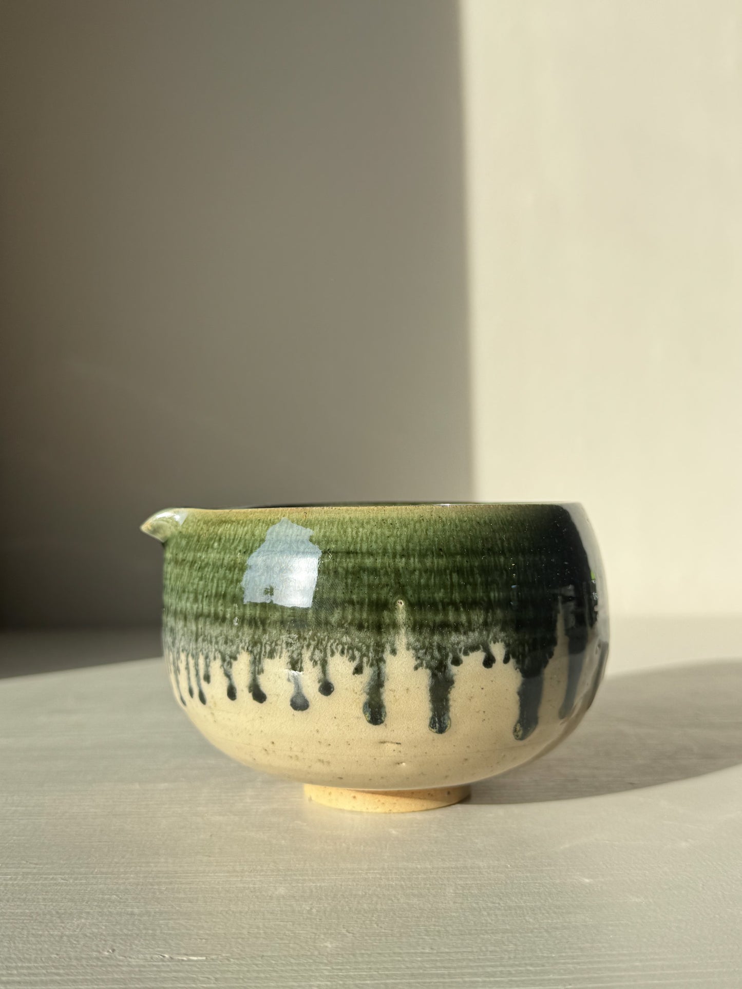 Katakuchi Matcha Bowl with Spout - Green Rim, traditional Japanese-style bowl with vibrant green rim and modern glossy finish.