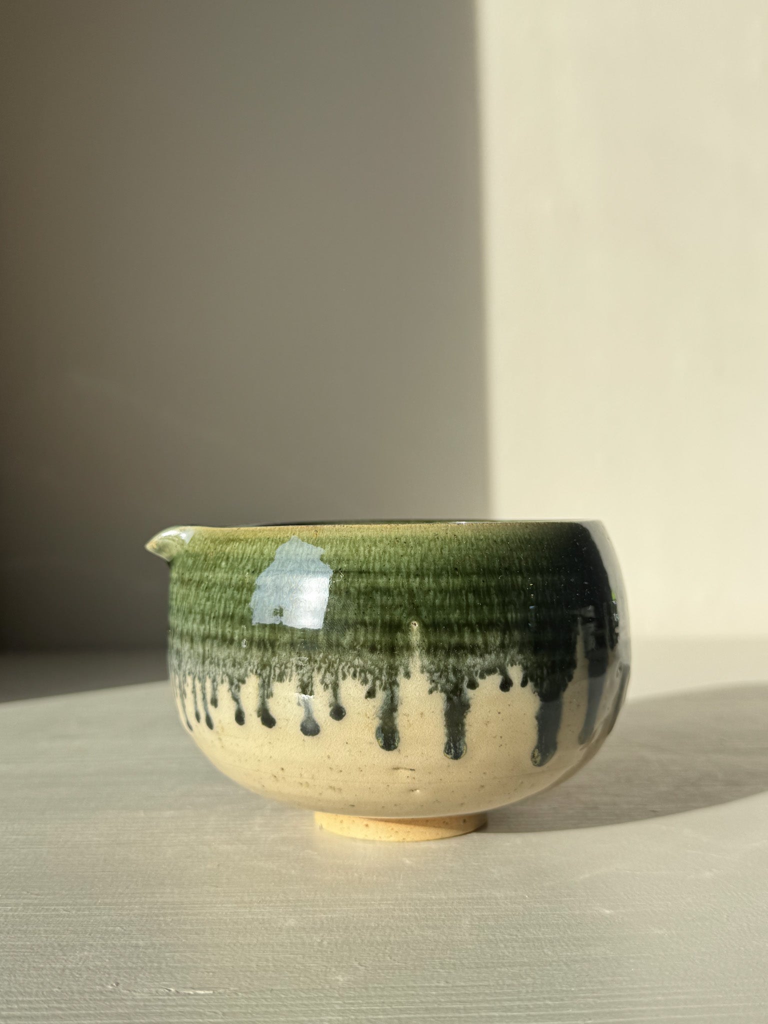 Katakuchi Matcha Bowl with Spout - Green Rim, traditional Japanese-style bowl with vibrant green rim and modern glossy finish.
