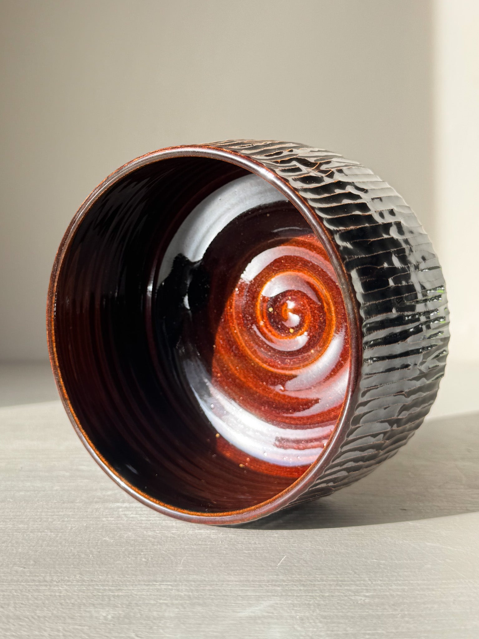 Matcha Bowl – Kinsei #01 with handcrafted vertical lines and glossy swirl glaze