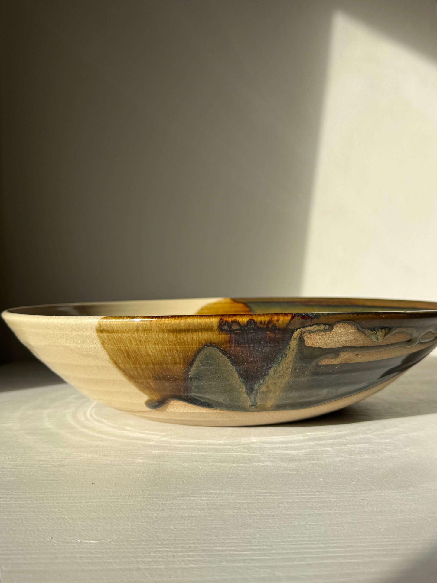 Large Shallow Bowl - Inyo #01 handmade ceramic with tenmoku glaze and carved rim texture, approx. 31.5 cm diameter × 6.5 cm height