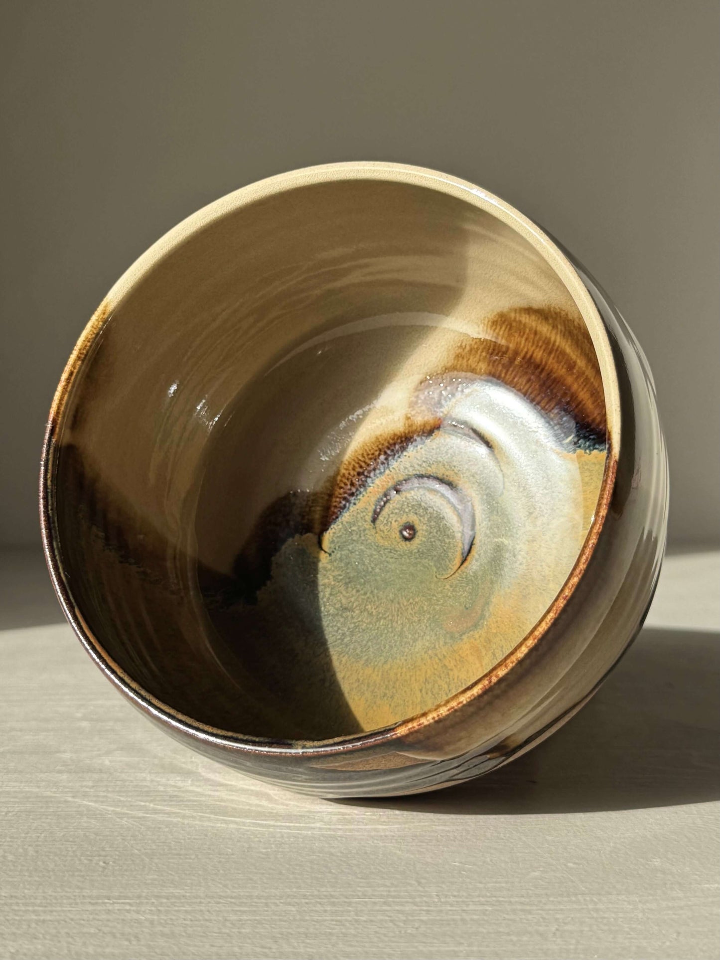 Matcha Bowl – Inyo #03: Handmade ceramic bowl with unique tenmoku and clear glazes, showcasing a warm stoneware clay design.