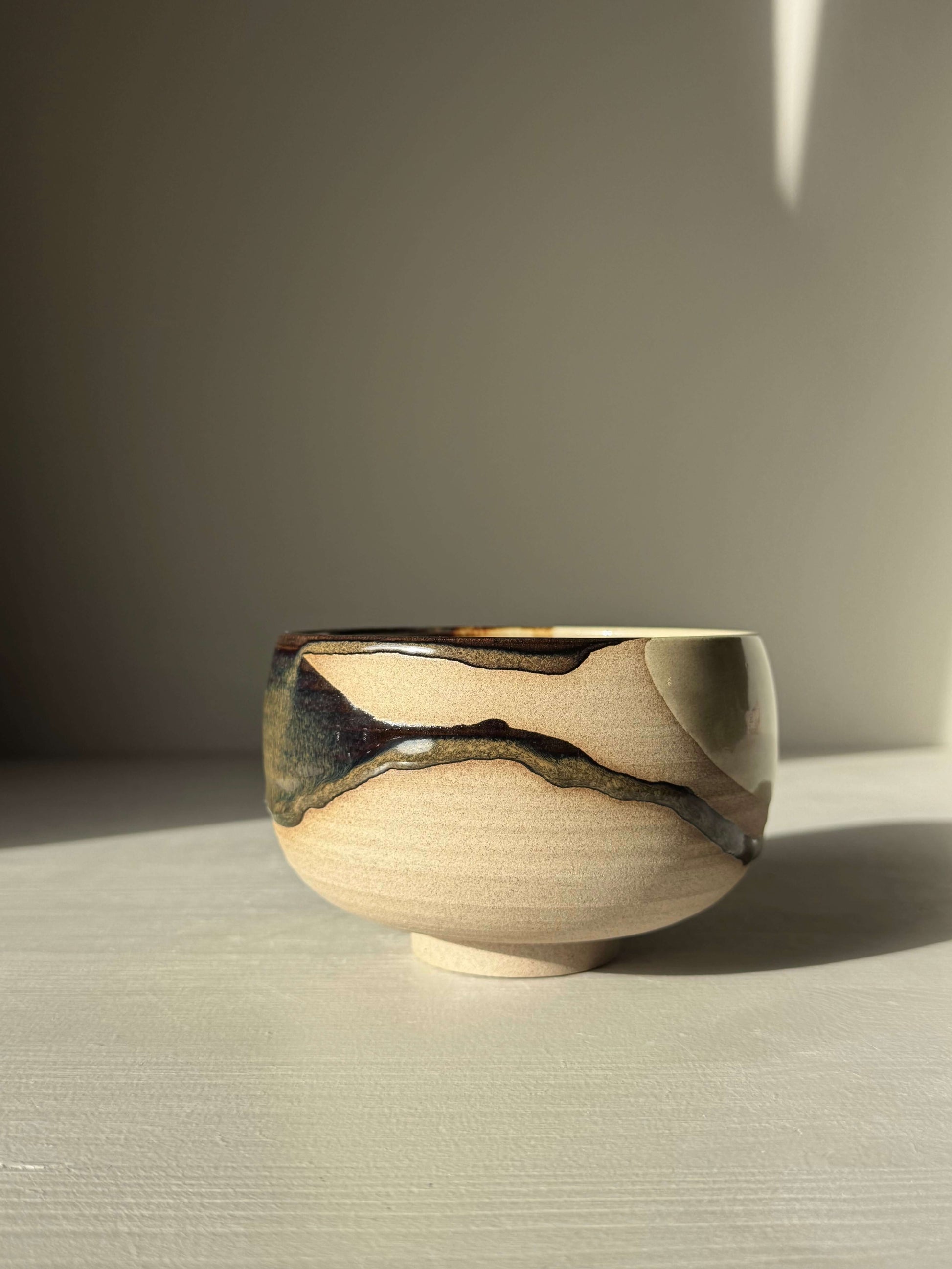 Matcha Bowl – Inyo #05 handmade ceramic with dark tenmoku and clear glazes on warm stoneware, wheel-thrown design.
