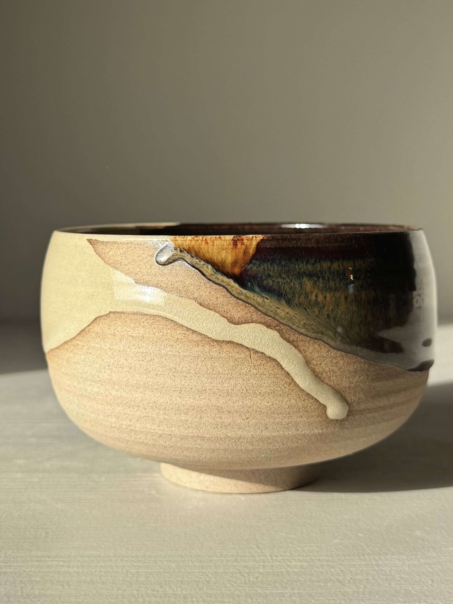 Matcha Bowl – Inyo #05 handmade ceramic, featuring unique dark tenmoku and clear glazes on warm stoneware clay.