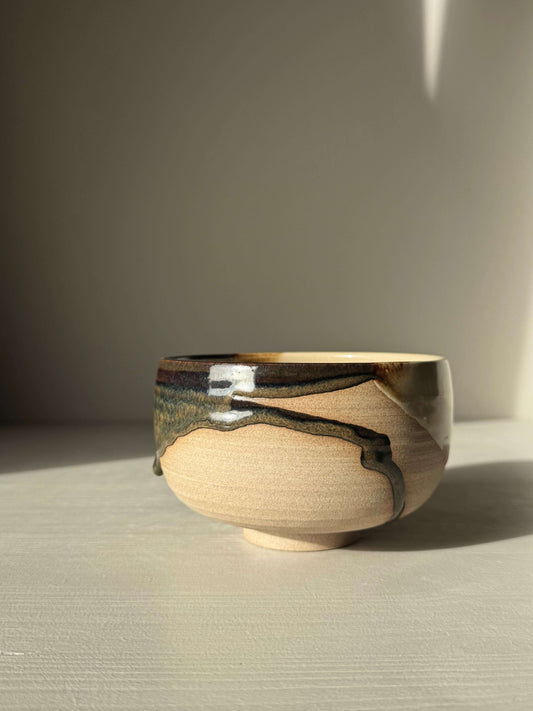 Matcha Bowl – Inyo #01, handmade ceramic with dark tenmoku and clear glazes on stoneware, rounded design and unique glaze patterns.