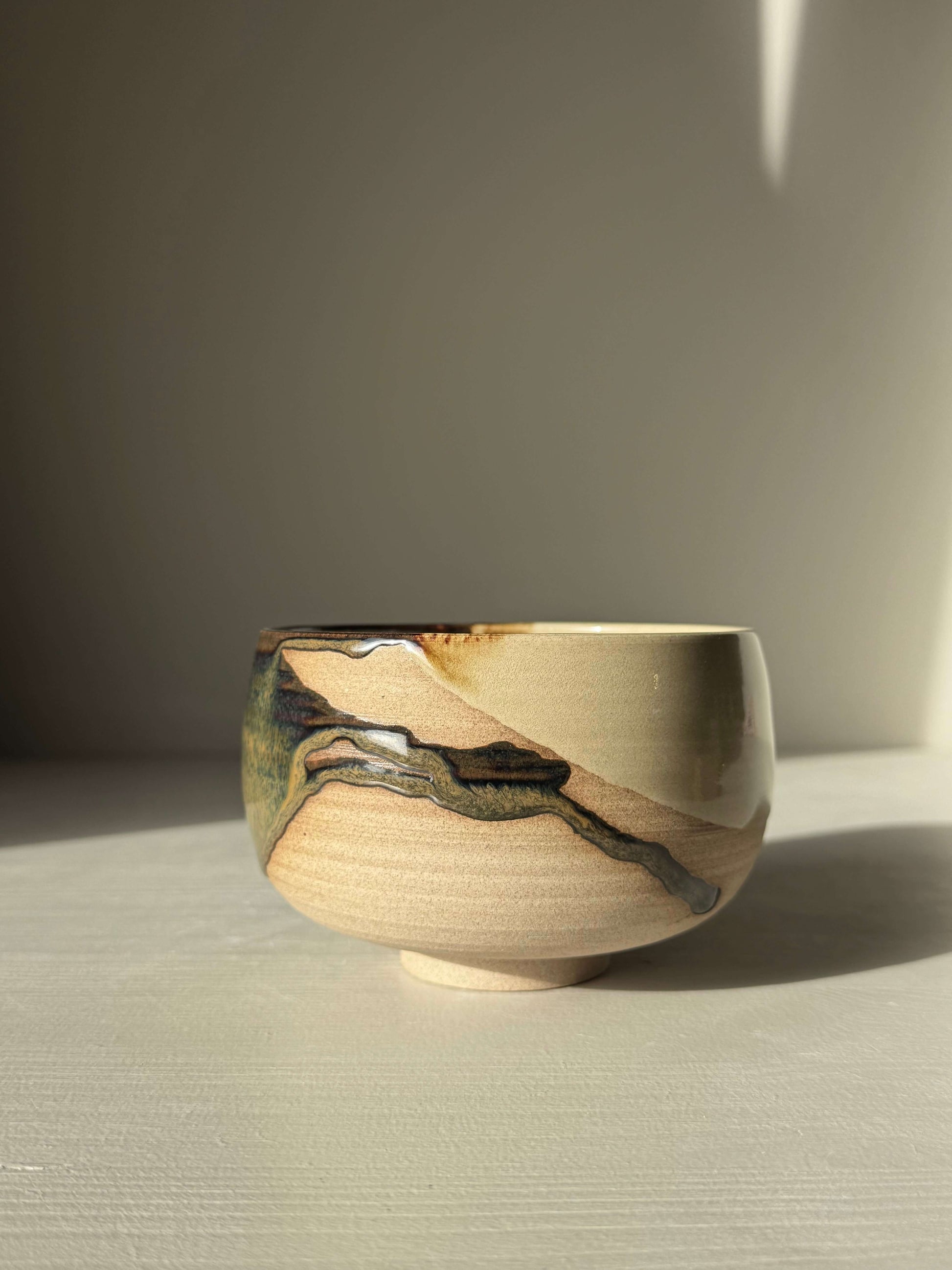 Matcha Bowl – Inyo #02 handmade ceramic with glossy tenmoku and clear glazes on stoneware.