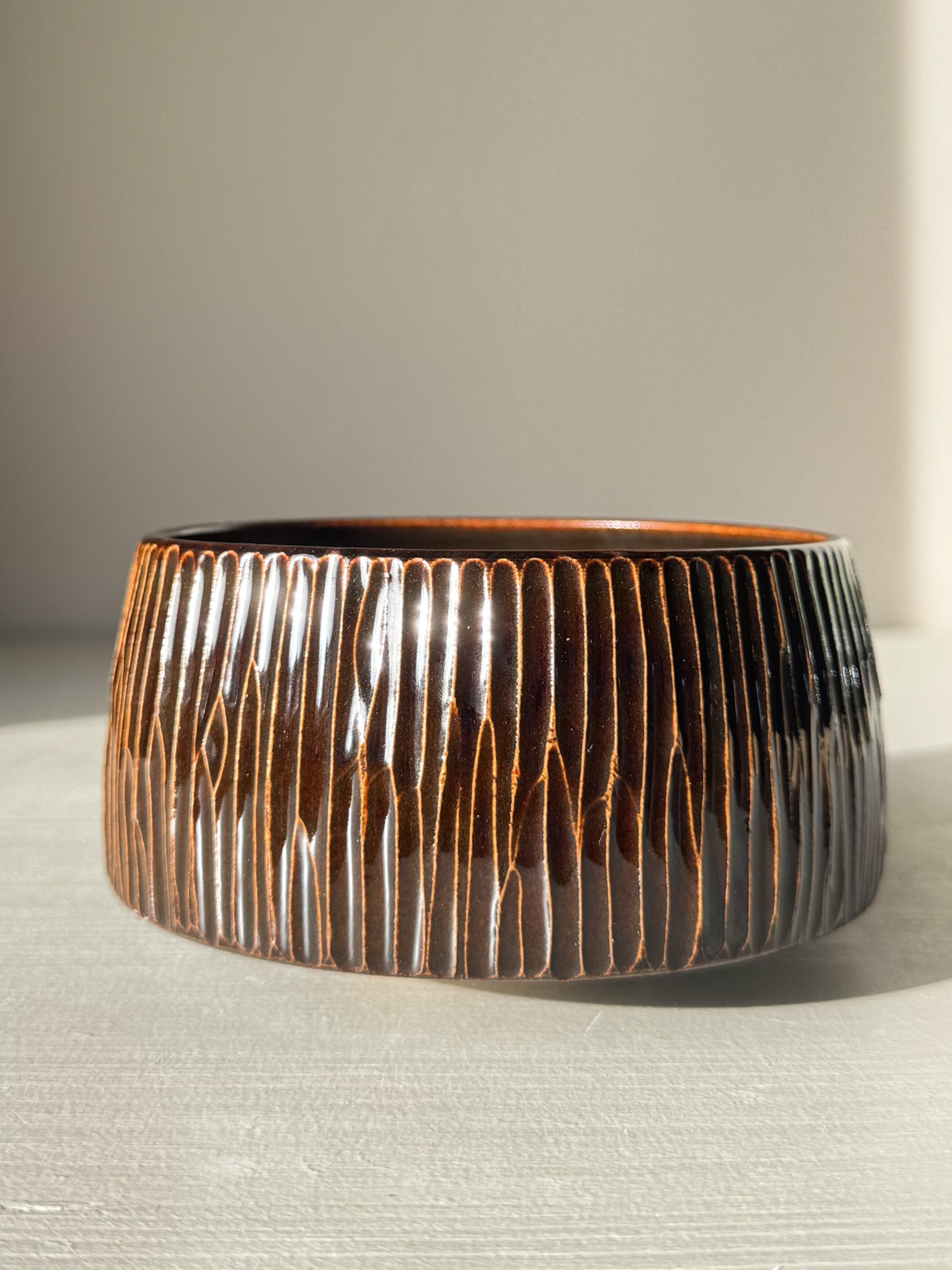 Matcha Bowl – Kinsei #02 with hand-carved vertical lines in brown and golden sunlight glaze, perfect for traditional tea ceremonies.
