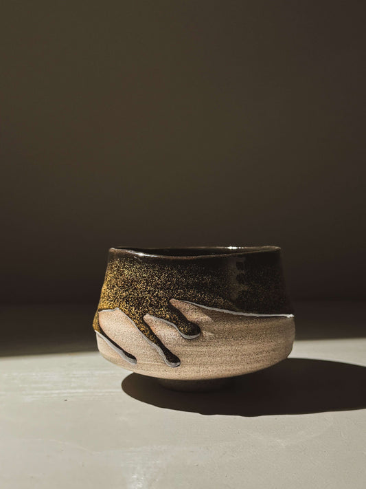 Matcha Bowl – Kuro Ash #01 with deep glossy black glaze and ash-grey stoneware clay on display.