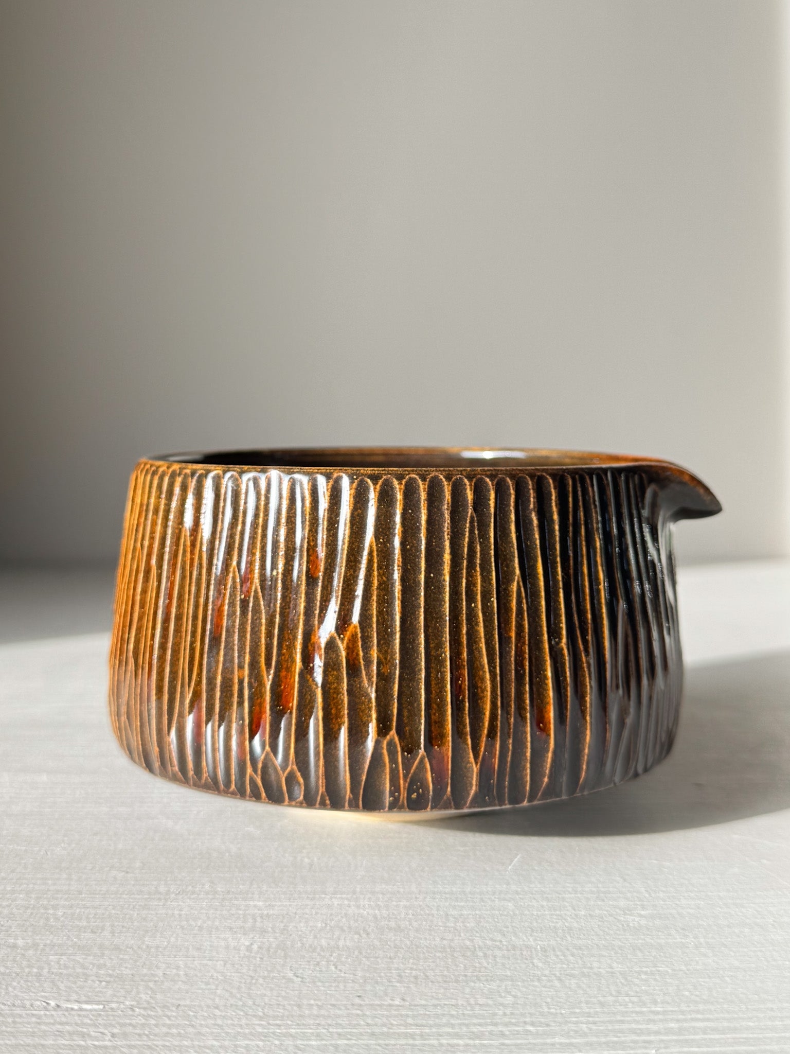 Matcha Bowl Spout – Kinsei #03 with hand-carved vertical lines in brown and golden glaze, showcasing Japanese artistry.