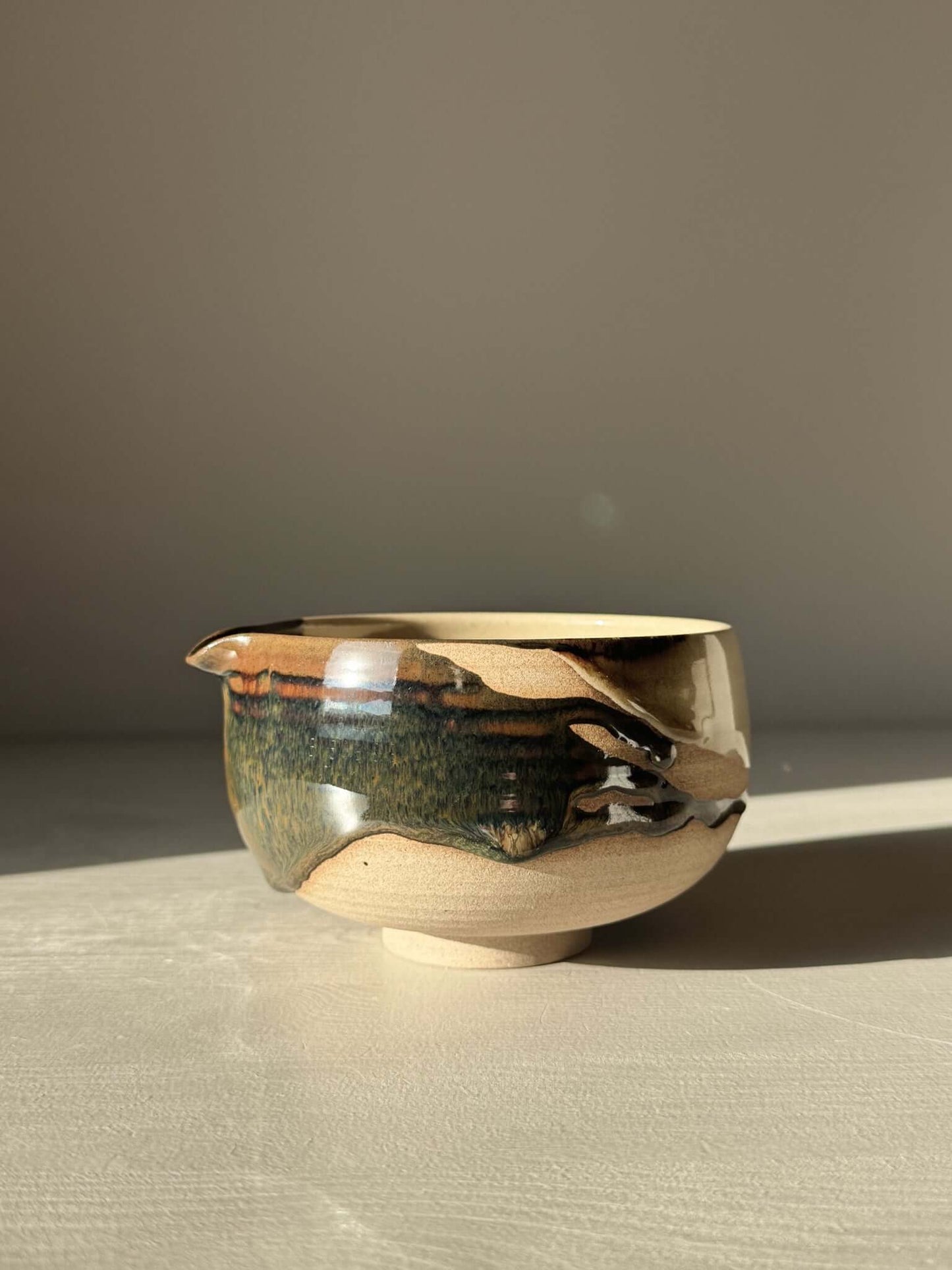 Matcha Bowl with Spout – Inyo #02, handmade ceramic with dark tenmoku and clear glazes on stoneware clay.