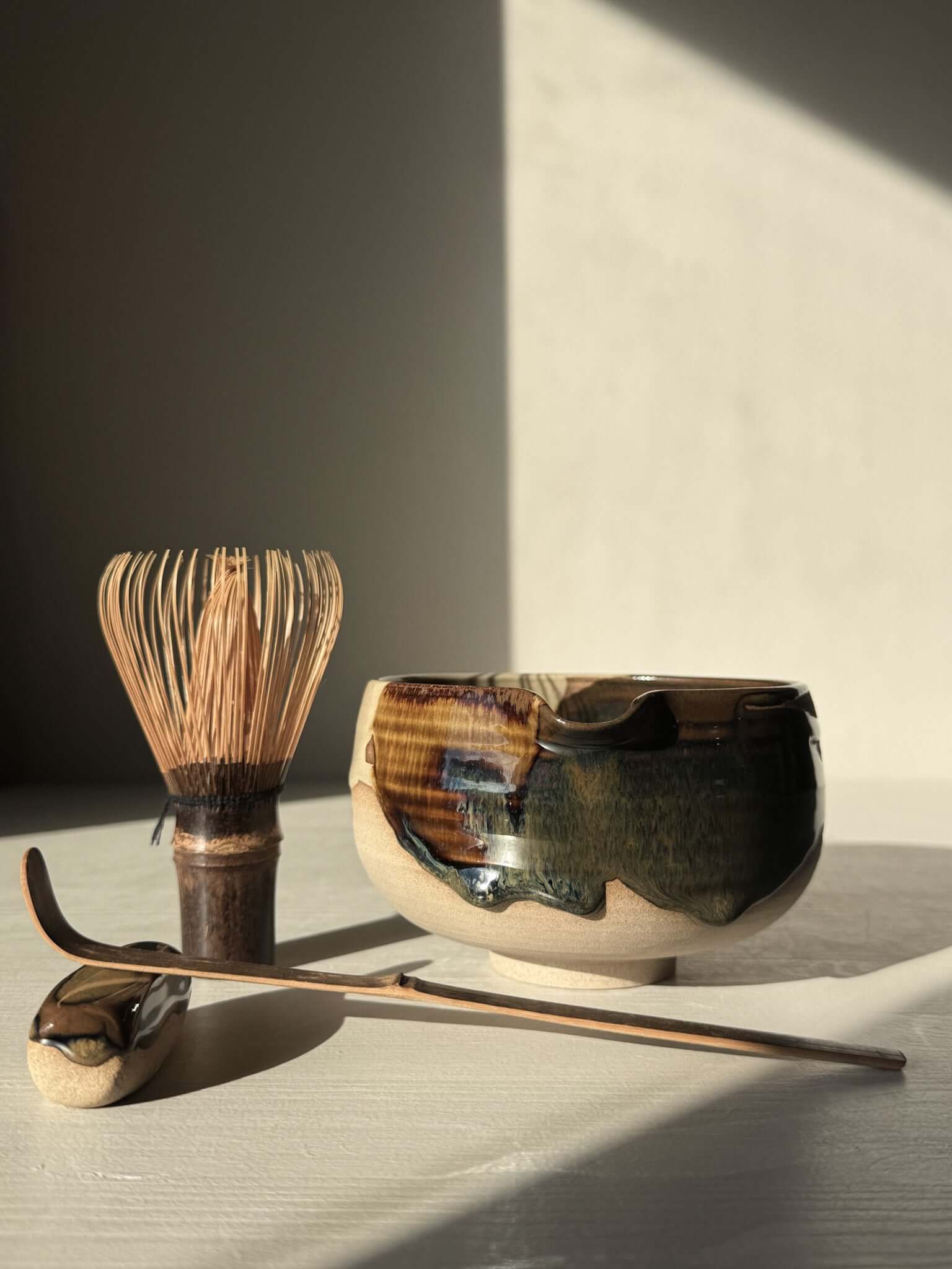 Matcha Bowl with Spout – Inyo #01, handmade ceramic with tenmoku glaze and clear finish, accompanied by whisk and spoon