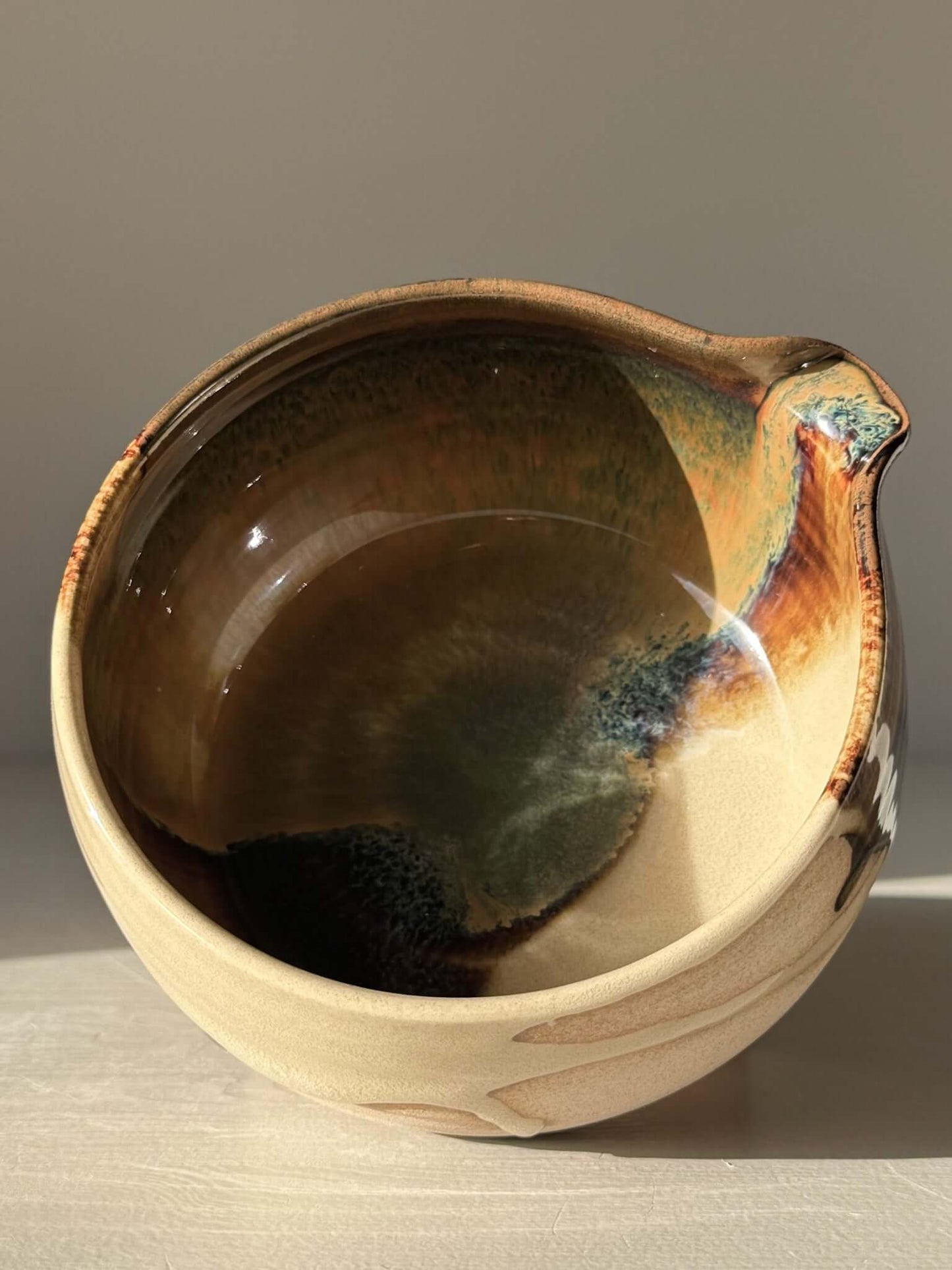 Matcha Bowl with Spout – Inyo #05, handmade ceramic with dark glossy tenmoku and clear glaze on warm stoneware clay.
