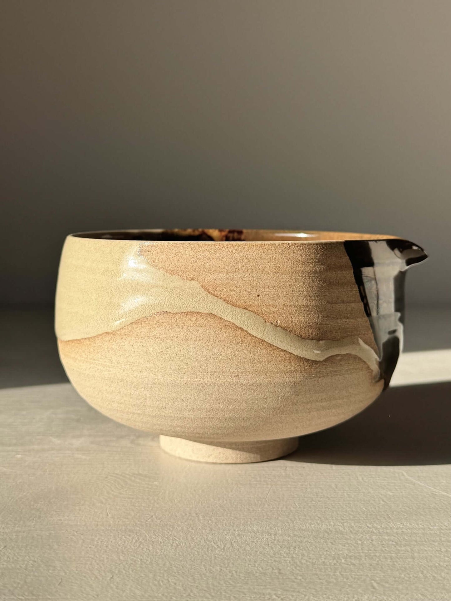 Matcha Bowl with Spout – Inyo #02, handmade ceramic, featuring glossy tenmoku and transparent glazes on stoneware clay.
