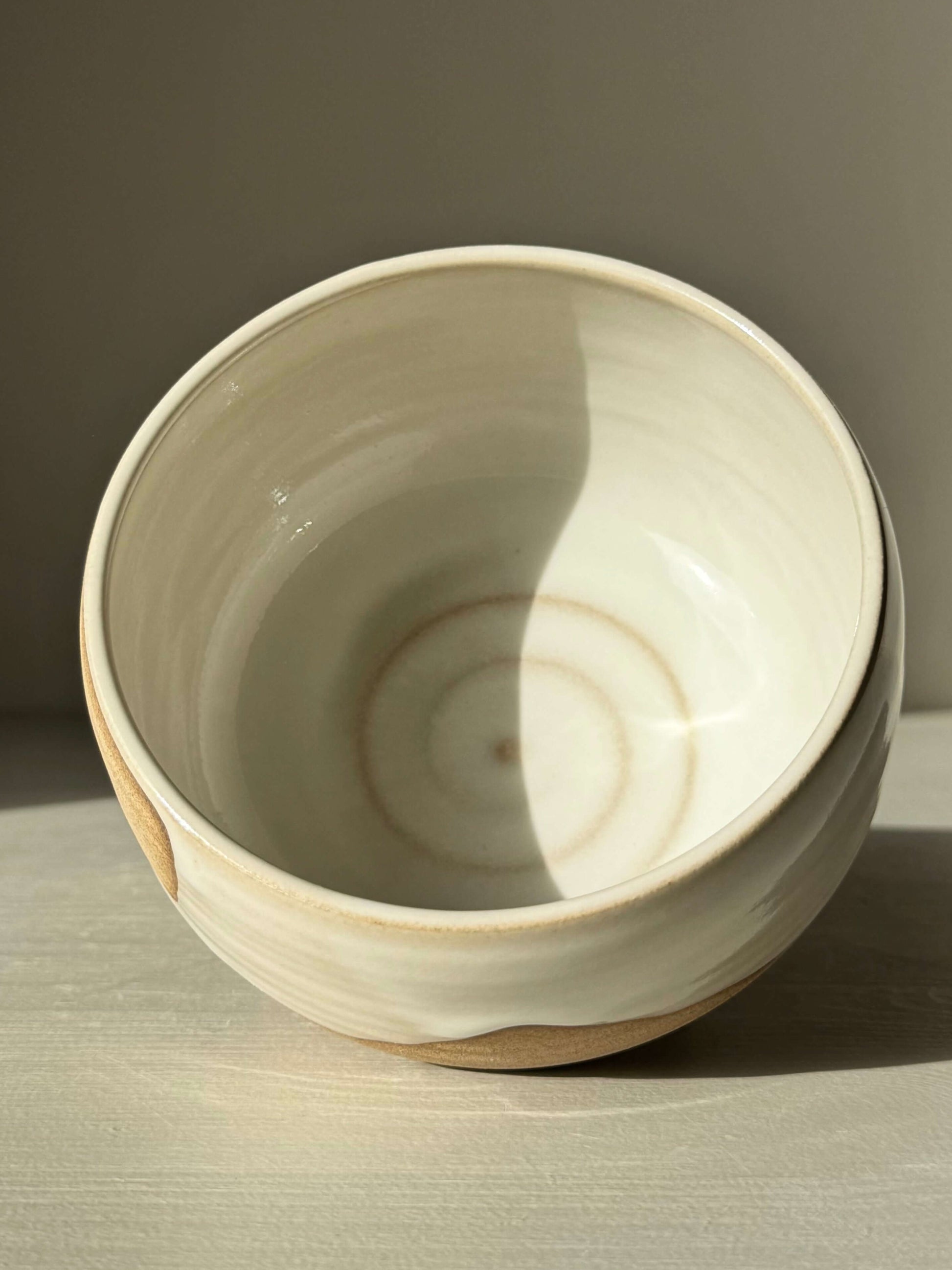 Matcha Bowl – Yuki #02, handmade ceramic with glossy white glaze and toffee clay, unique wheel-thrown design in warm tones.