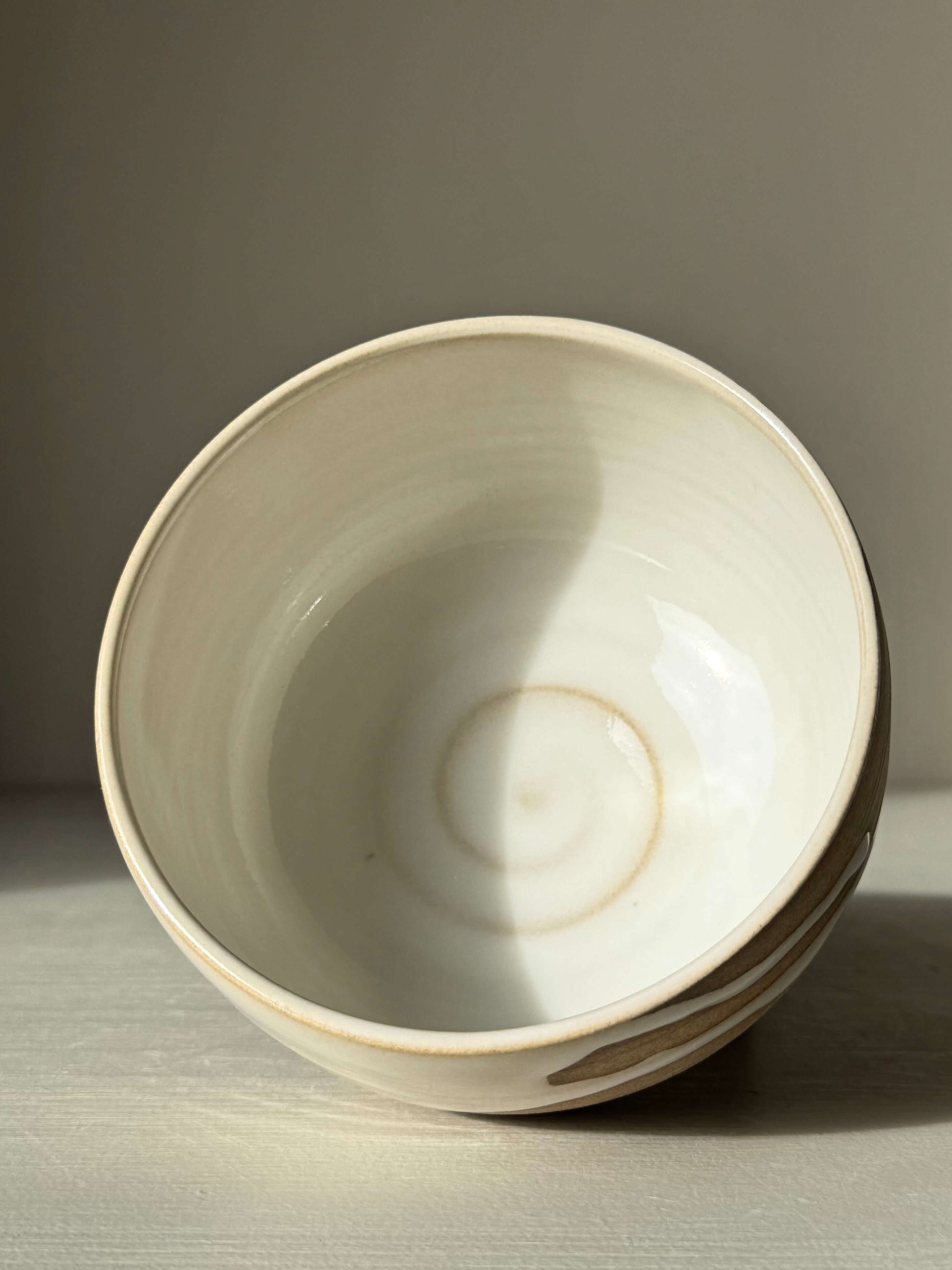 Matcha Bowl – Yuki #04 handmade ceramic with glossy white glaze and toffee clay on display.