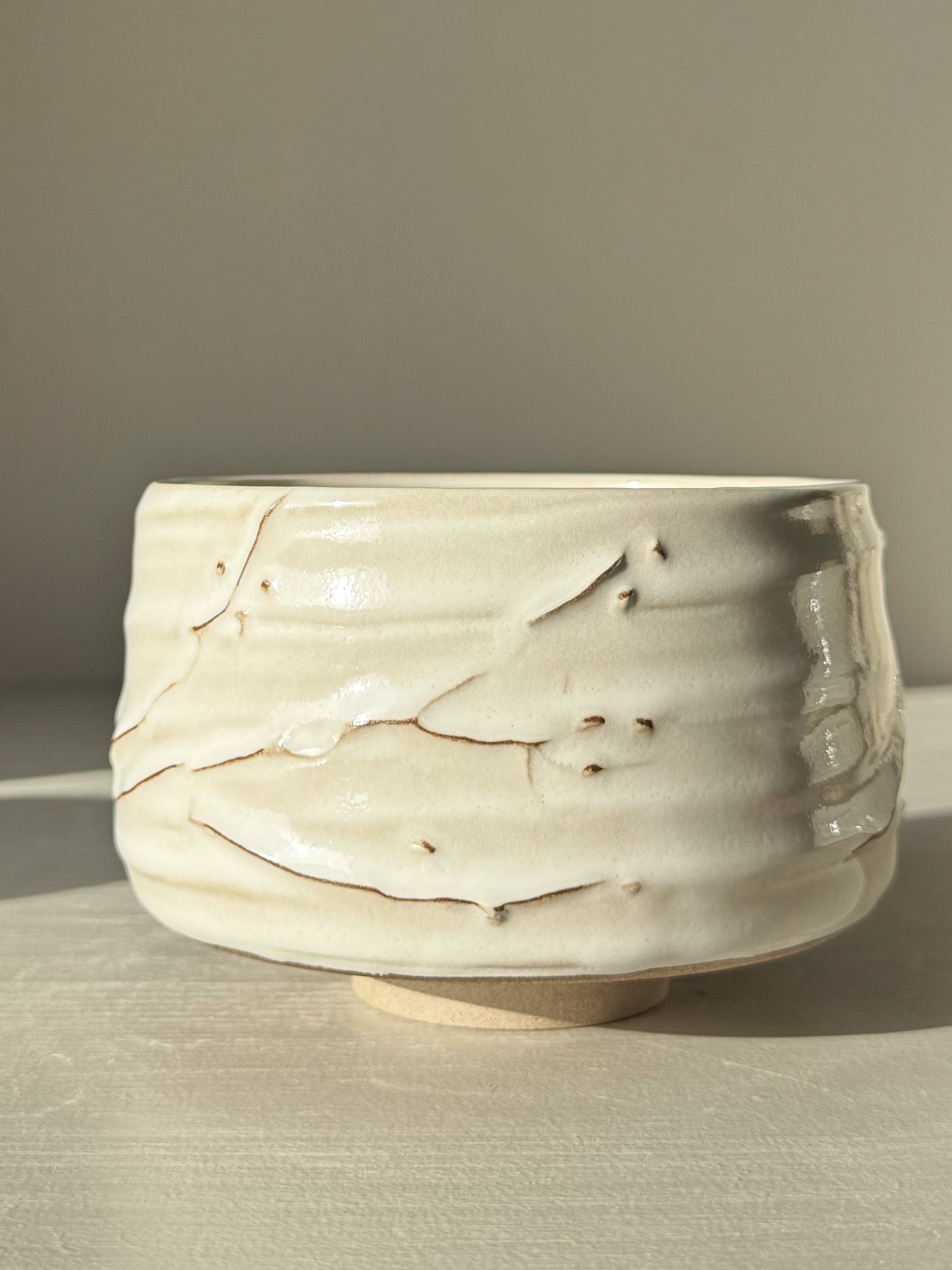Matcha Bowl – Yuki Branches #01 with soft ivory glaze and delicate slip lines, rounded shape, 8cm height, 12cm diameter, 600ml capacity.