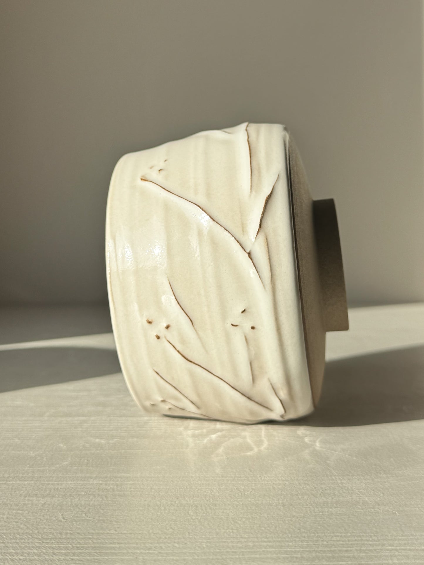 Matcha Bowl – Yuki Branches #02 with ivory glaze and delicate slip lines, showcasing unique craftsmanship against a frosty morning light.