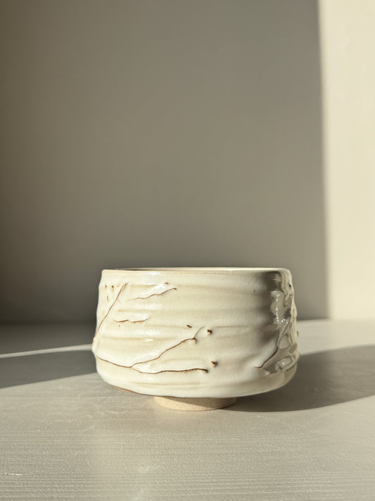 Matcha Bowl – Yuki Branches #01 with ivory glaze and delicate slip lines, 8cm height, 12cm diameter, 600ml capacity.