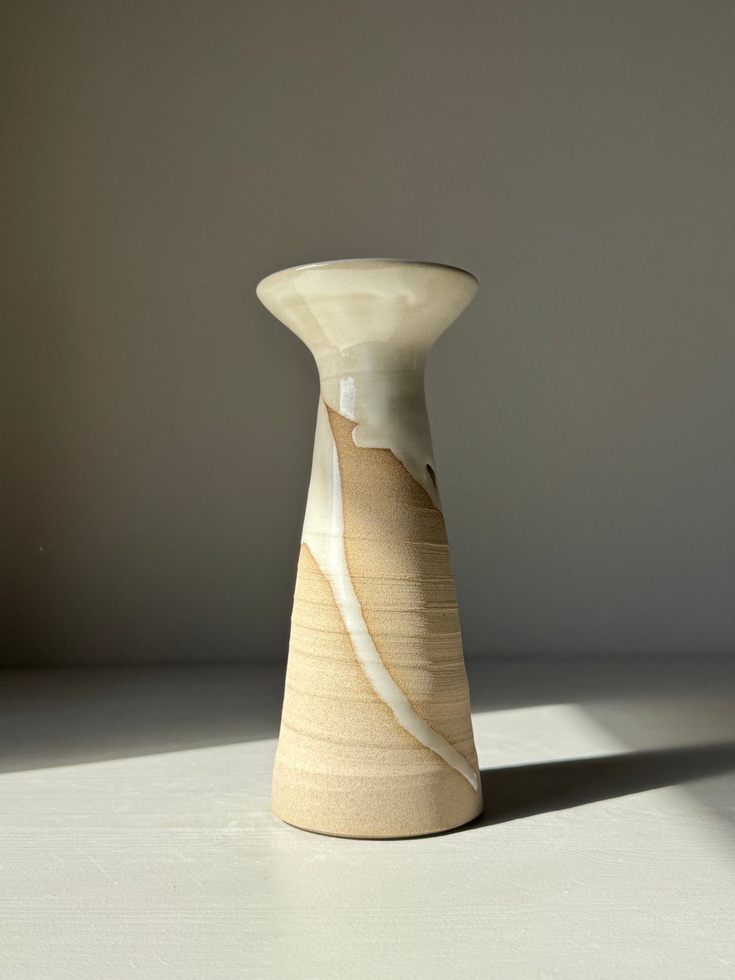 Medium Vase – Yuki #02, handmade ceramic with glossy white glaze and natural patterns, tall cylinder shape, warm stoneware.