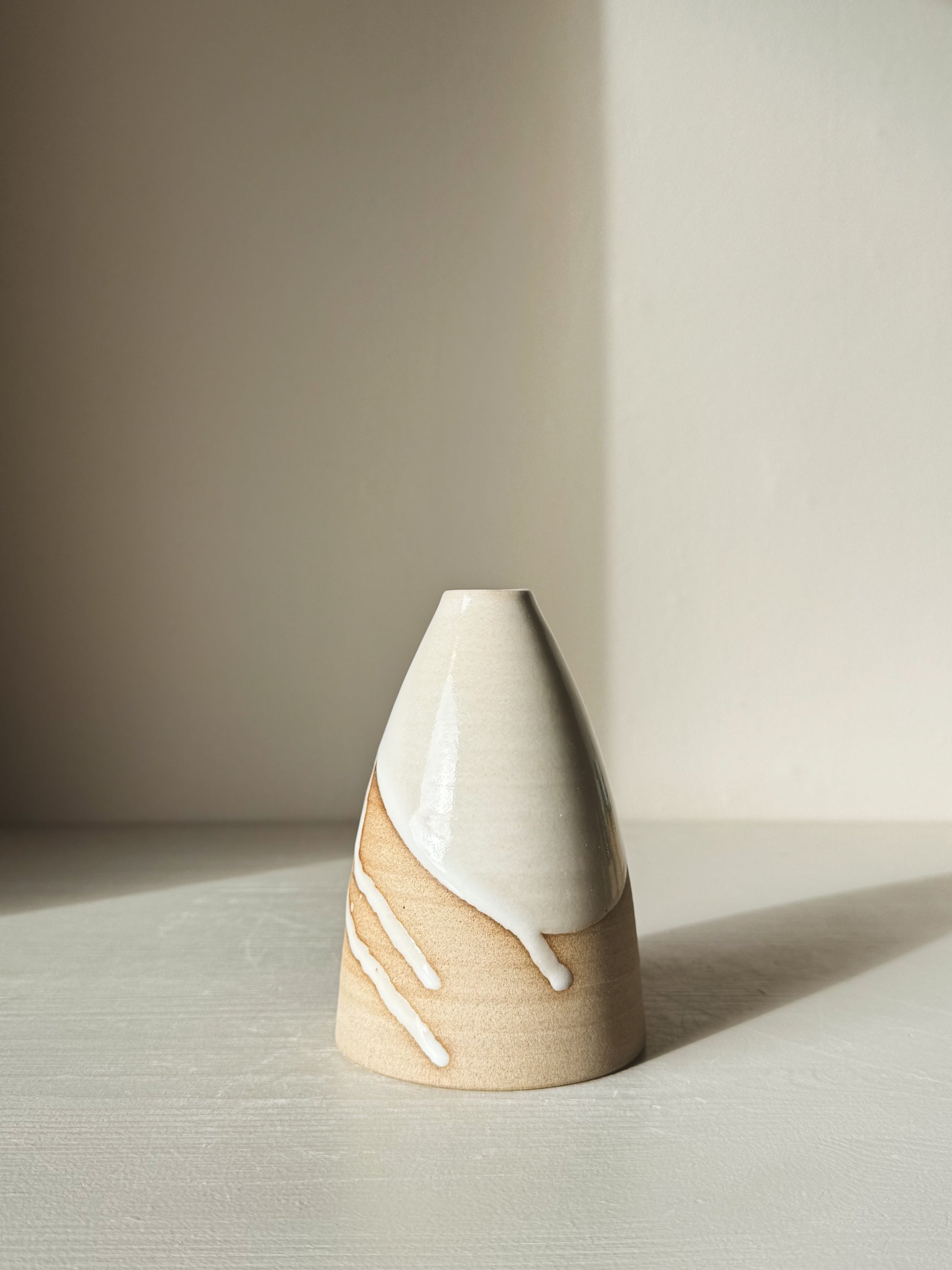 Medium Vase – Yuki #04 displayed with white glaze over warm clay, showcasing its tall, rounded shape and elegant design.