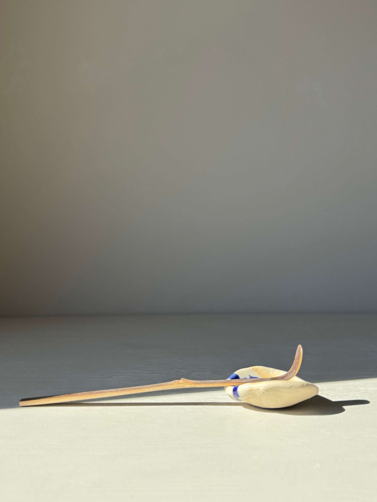 Round Chopstick/Spoon Rest – Gosu handmade ceramic with cobalt blue splashes, perfect for chopsticks or matcha spoon, organic design.