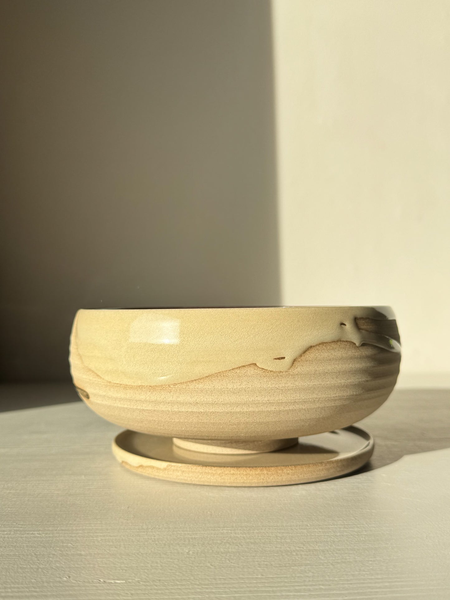 Rounded Berry Bowl - Inyo #01 with matching drip plate, softly rounded design, partially glazed surface. Ideal for rinsed fruits.