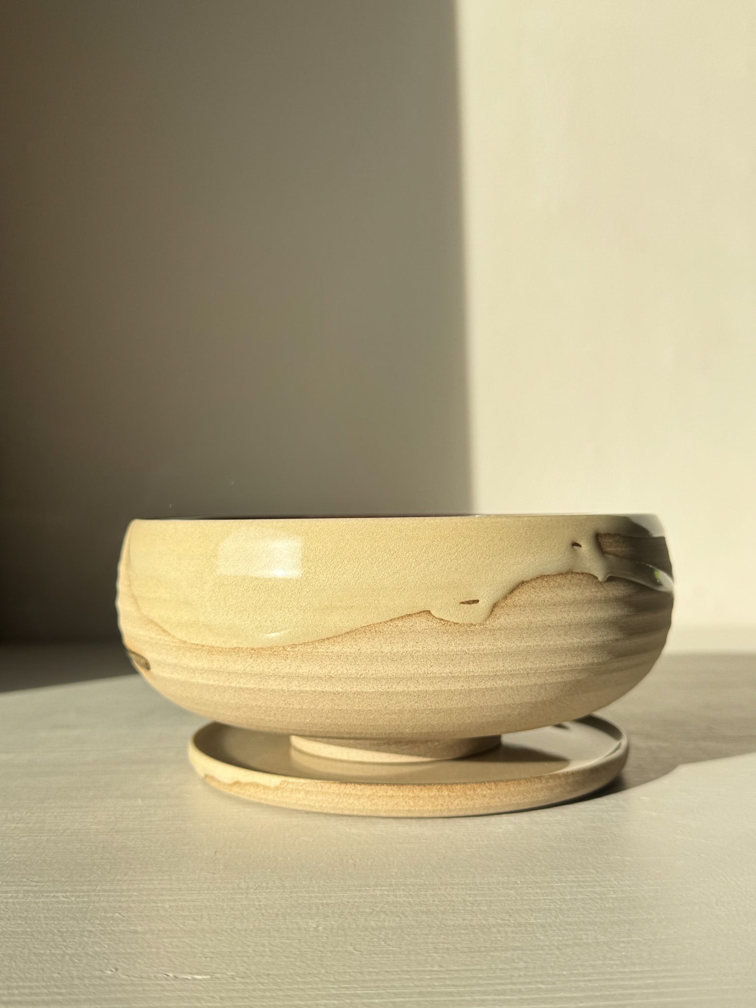 Rounded Berry Bowl - Inyo #01 with matching drip plate, softly rounded design, partially glazed surface. Ideal for rinsed fruits.