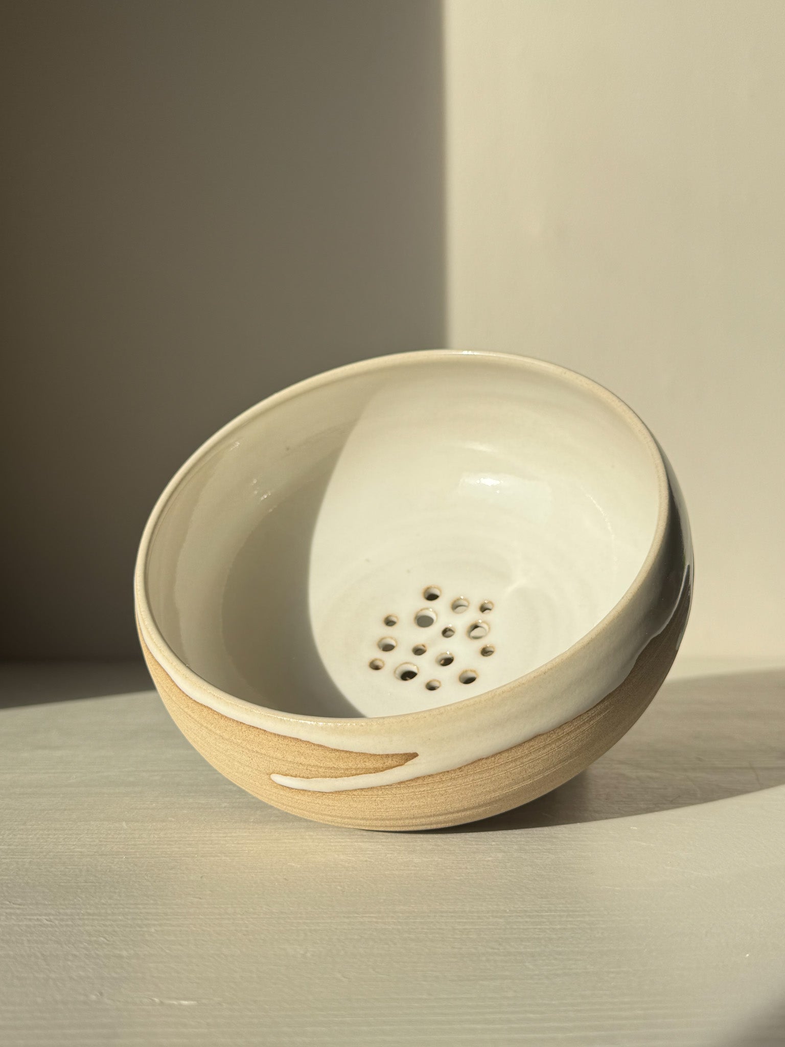 Rounded Berry Bowl - Yuki with white glaze over toffee clay, designed for rinsing fruits, featuring a matching drip plate for convenience.