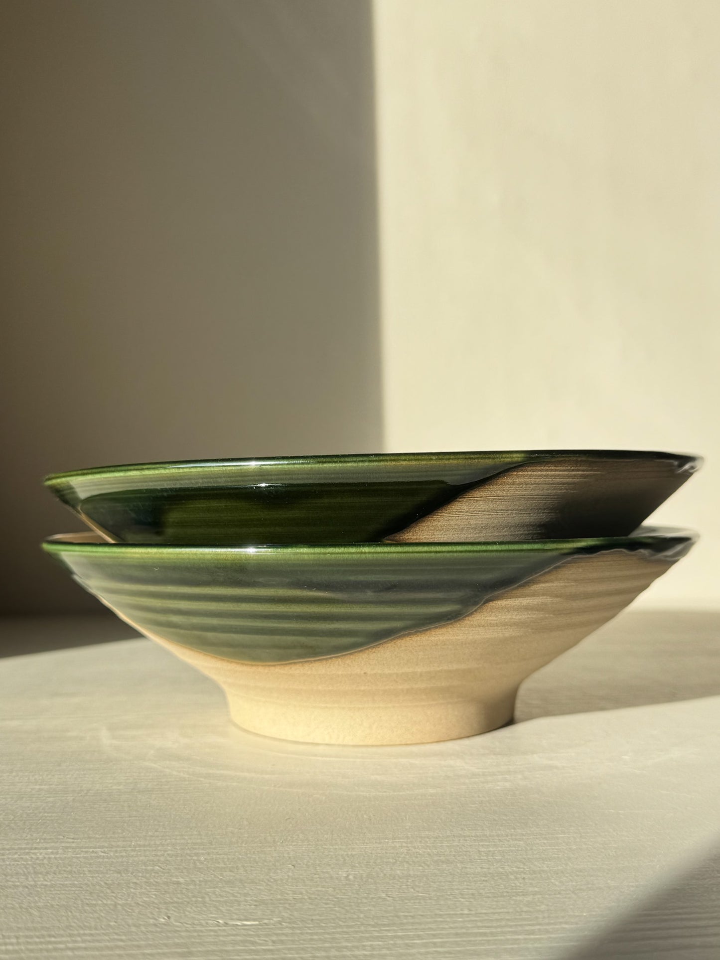Salad/Pasta Plate – Mori in stoneware with green glaze, showing unique color variations, unglazed base, perfect for salads or pasta dishes.