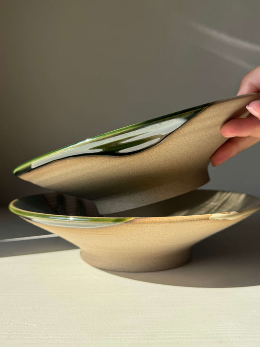 Shallow Plate – Mori Series handmade ceramic with forest-green glaze and warm raw clay, approx. 23 cm, glossy finish.
