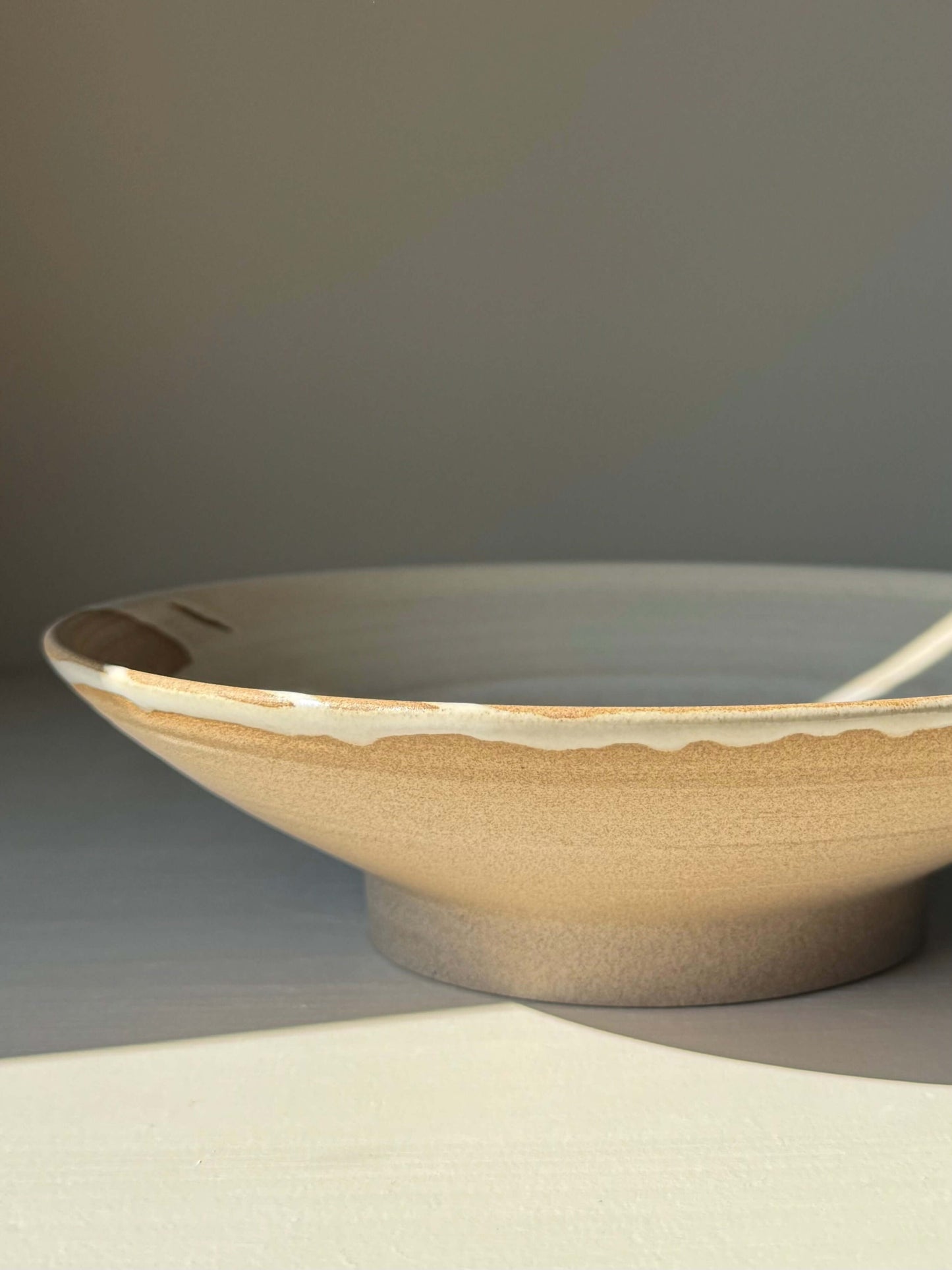 Shallow Plate – Yuki, a handmade ceramic plate with creamy white glaze and raw stoneware, 23 cm diameter, 6 cm high.