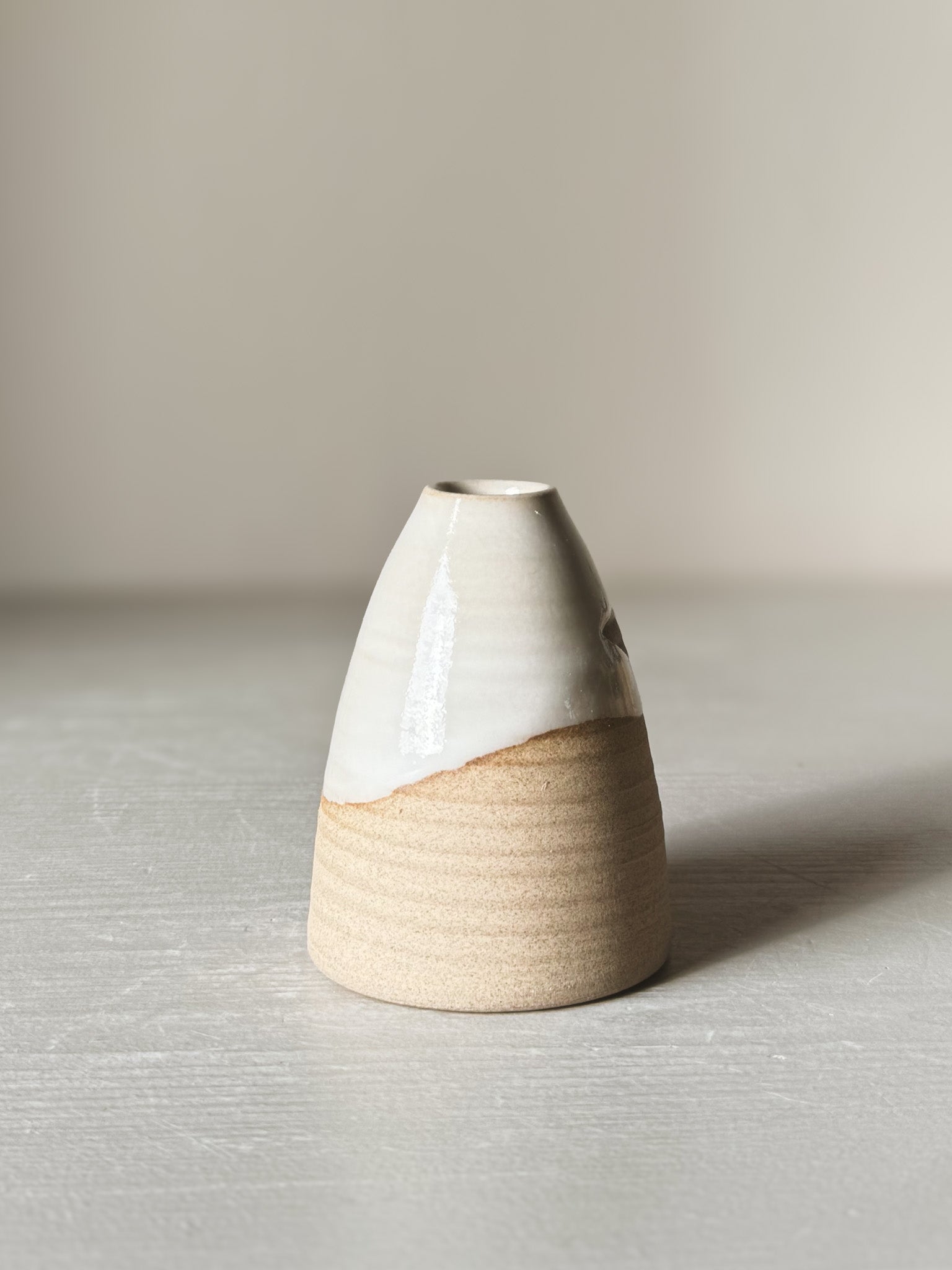 Small Vase – Yuki #02, rounded design with white glaze over raw clay, 8.5cm height, adds elegance and calm to any space.