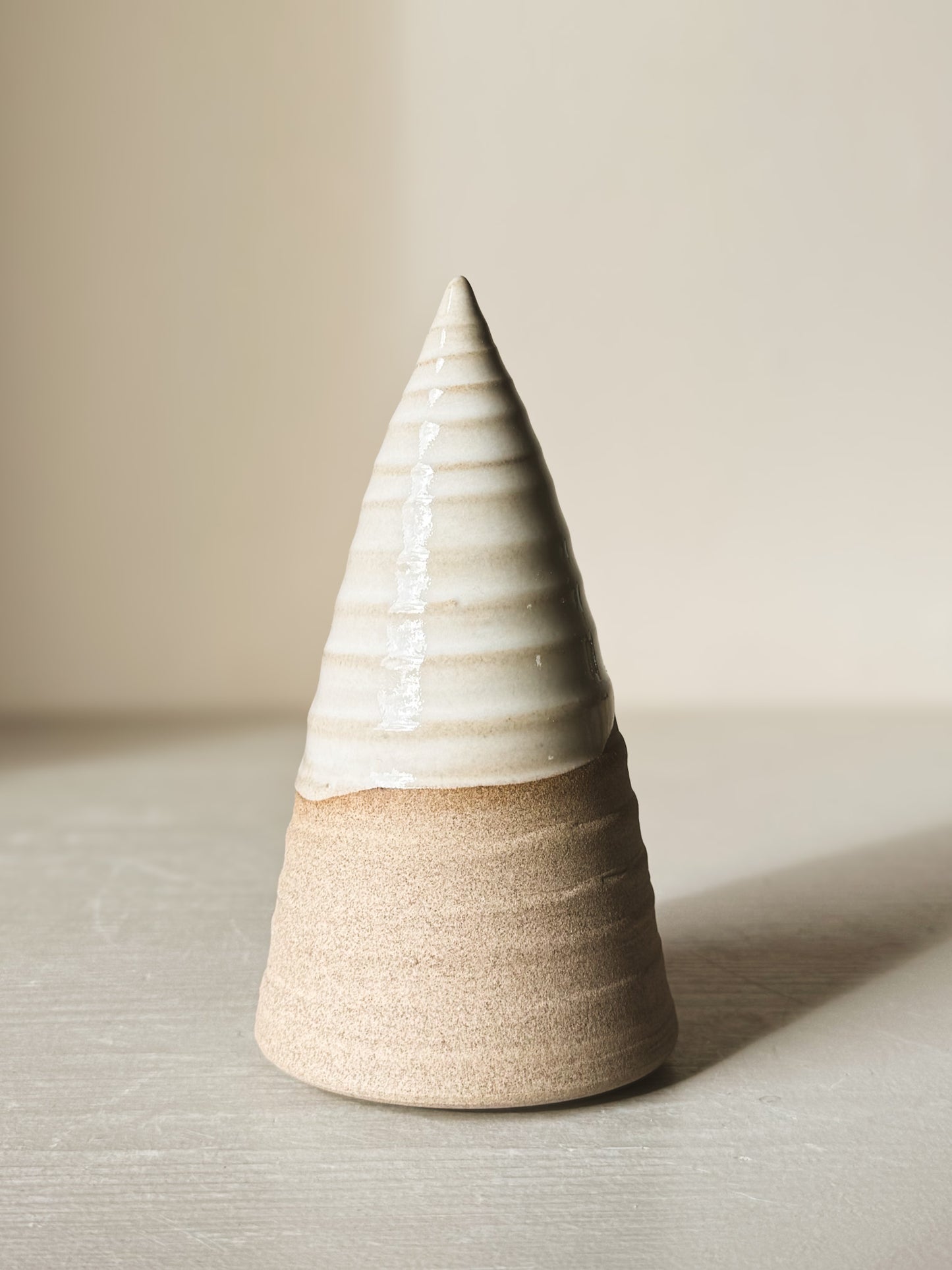 Textured Ceramic Tree – Yuki #03, handcrafted ceramic with glossy white glaze and warm clay texture.