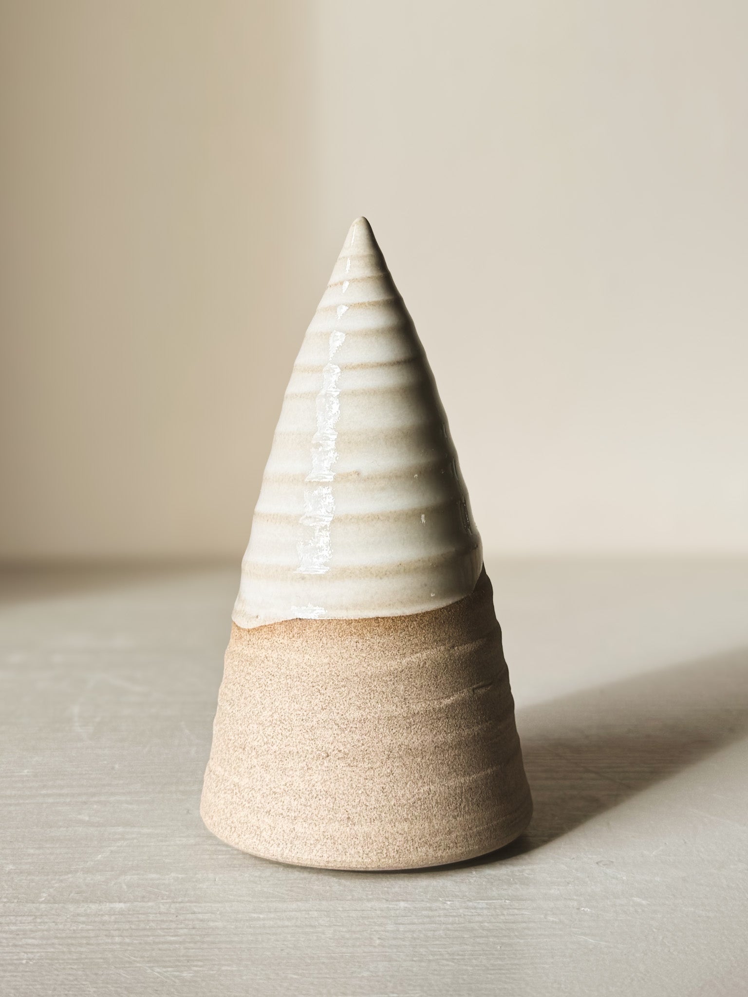 Textured Ceramic Tree – Yuki #03, handcrafted ceramic with glossy white glaze and warm clay texture.