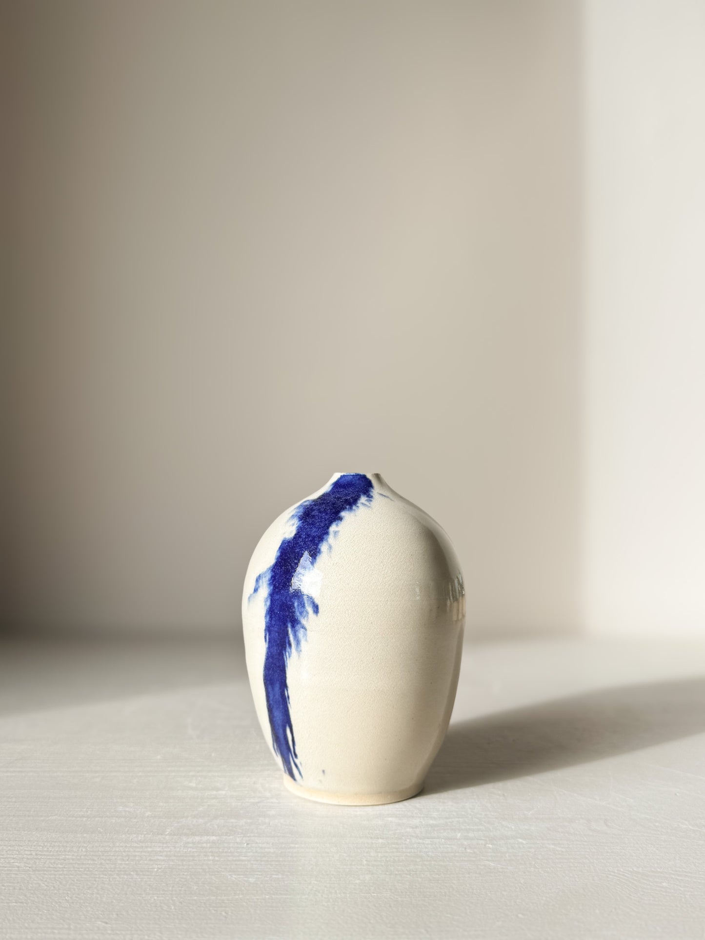 Ceramic Vase - Gosu #06 with hand-splashed cobalt blue design and glossy clear glaze, 14.5 cm tall, modern decor piece.