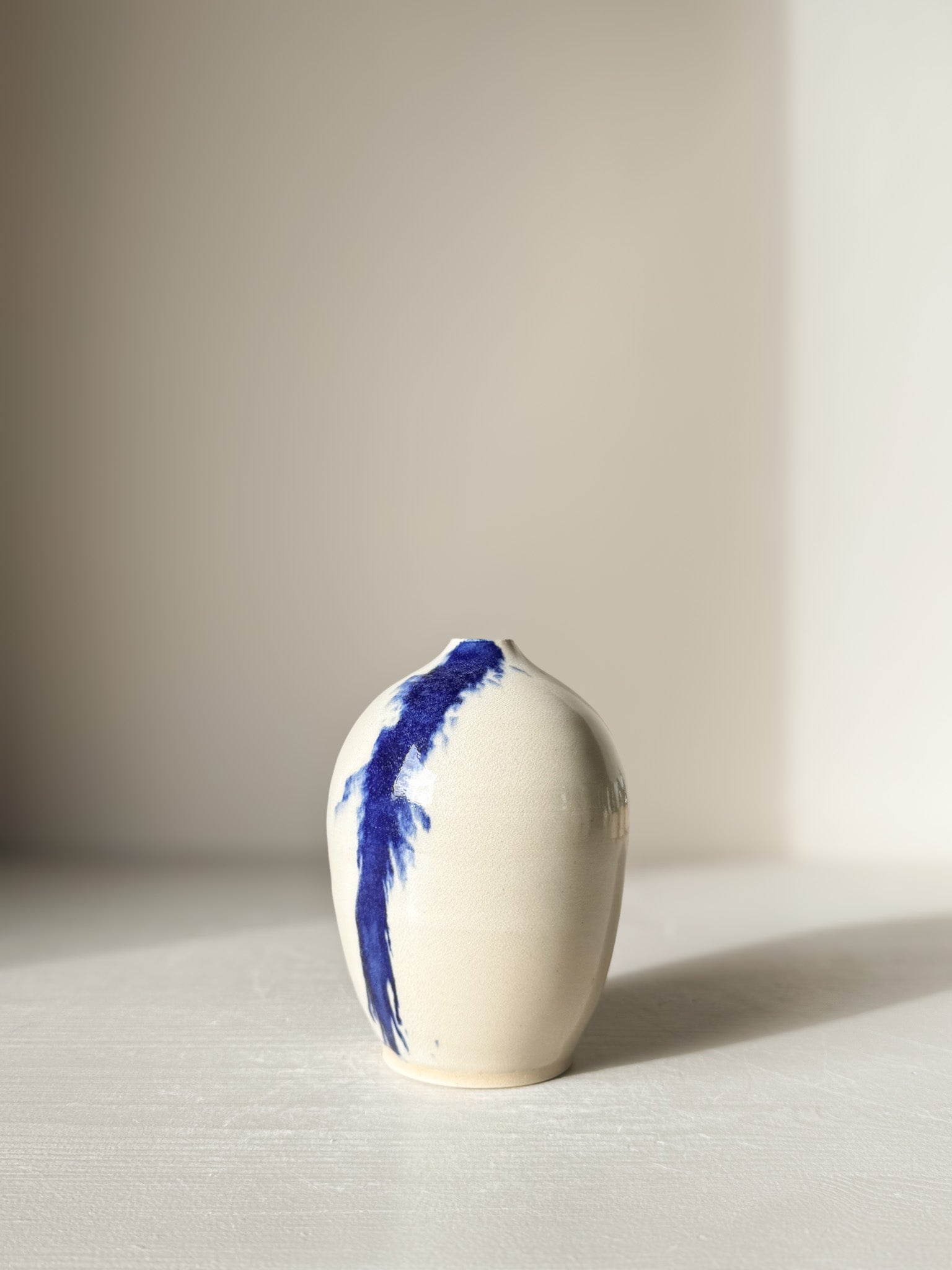 Ceramic Vase - Gosu #06 with hand-splashed cobalt blue design and glossy clear glaze, 14.5 cm tall, modern decor piece.