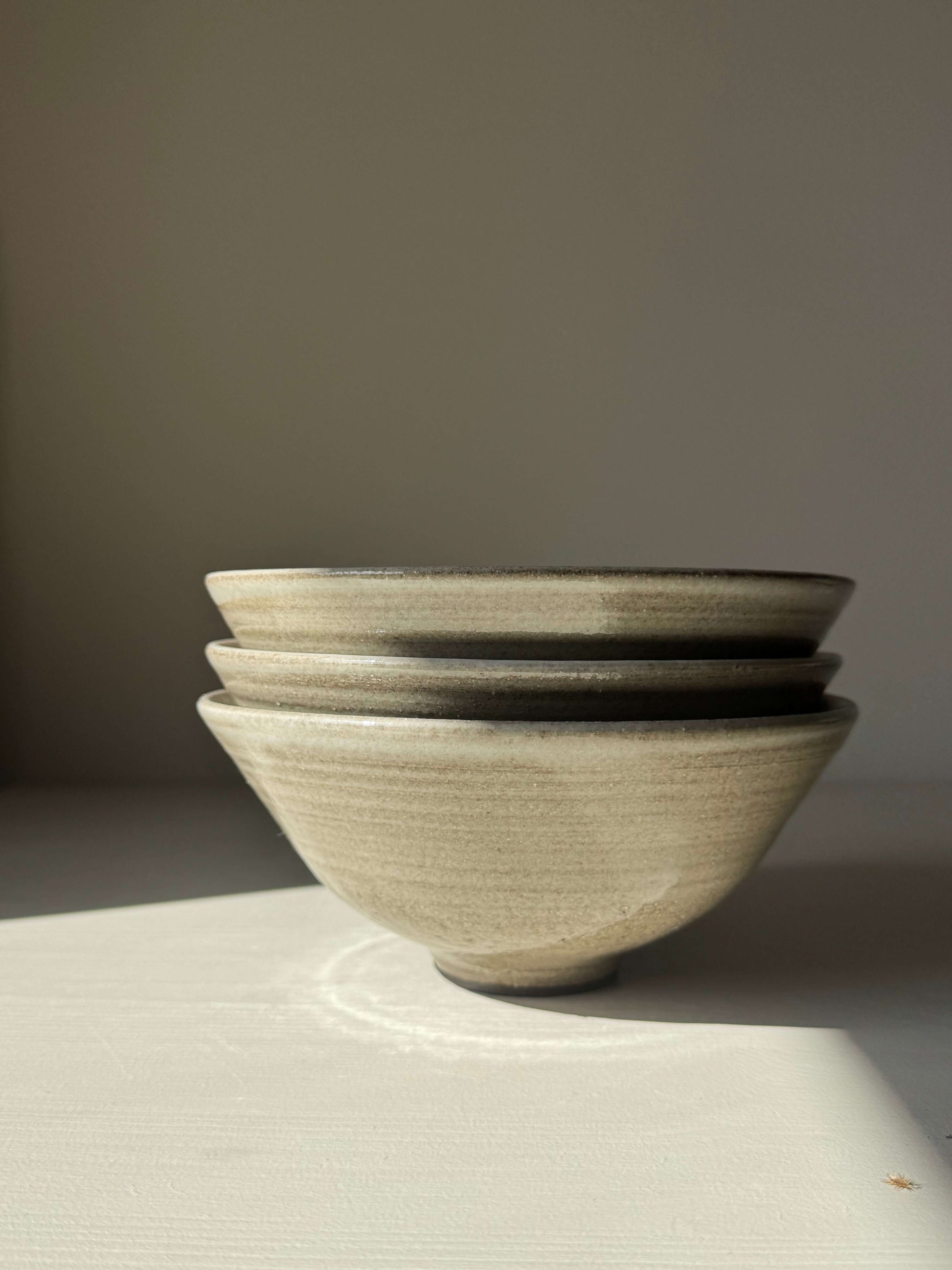 Handmade ceramic Bowl – Yuki Series Dark Clay, wide shape with trimmed foot, and a soft white glaze highlighting wheel lines.