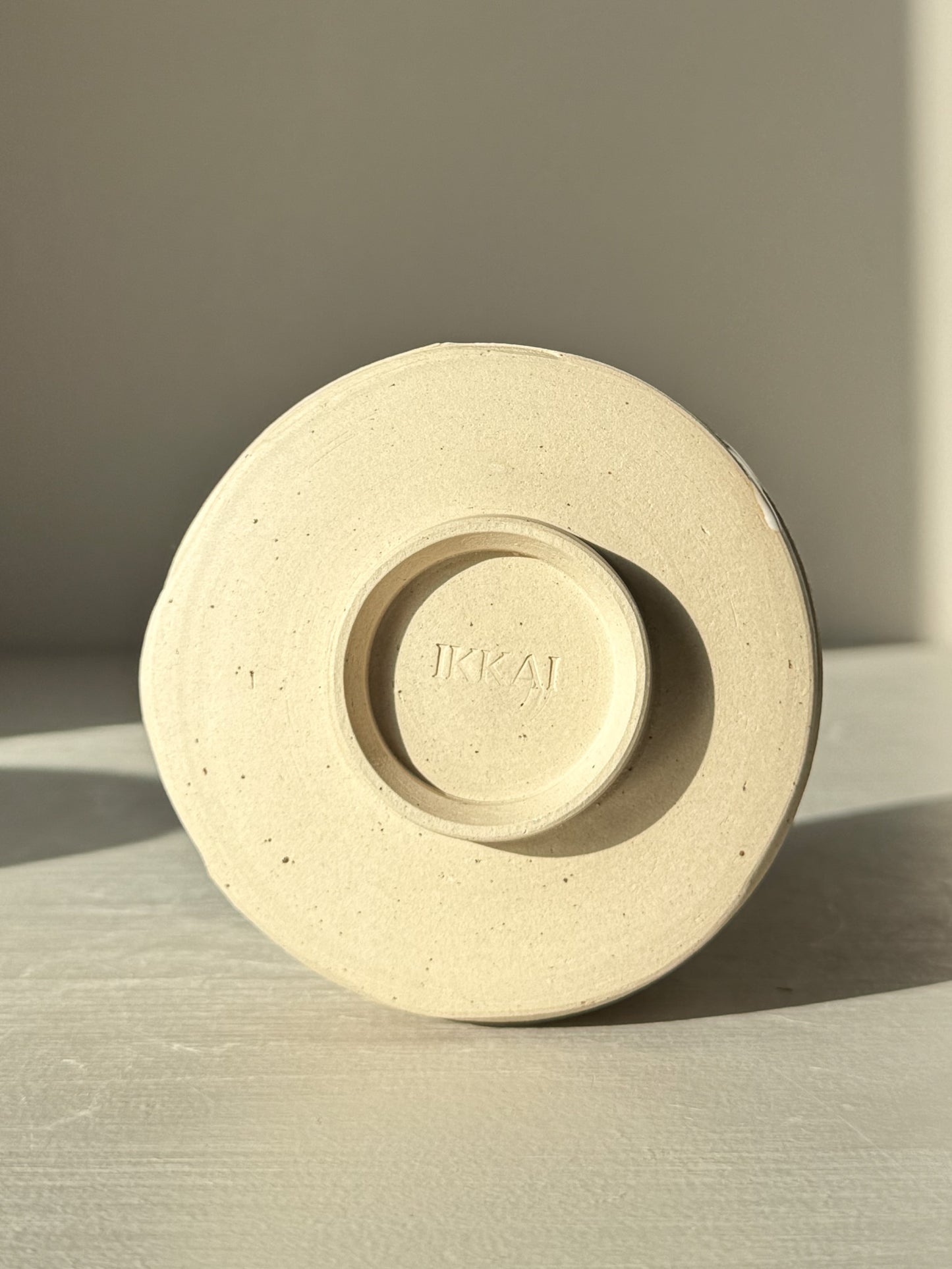 Base view of Yunomi Cup – Glossy White #01 showcasing wheel-thrown stoneware and craftsmanship detail.