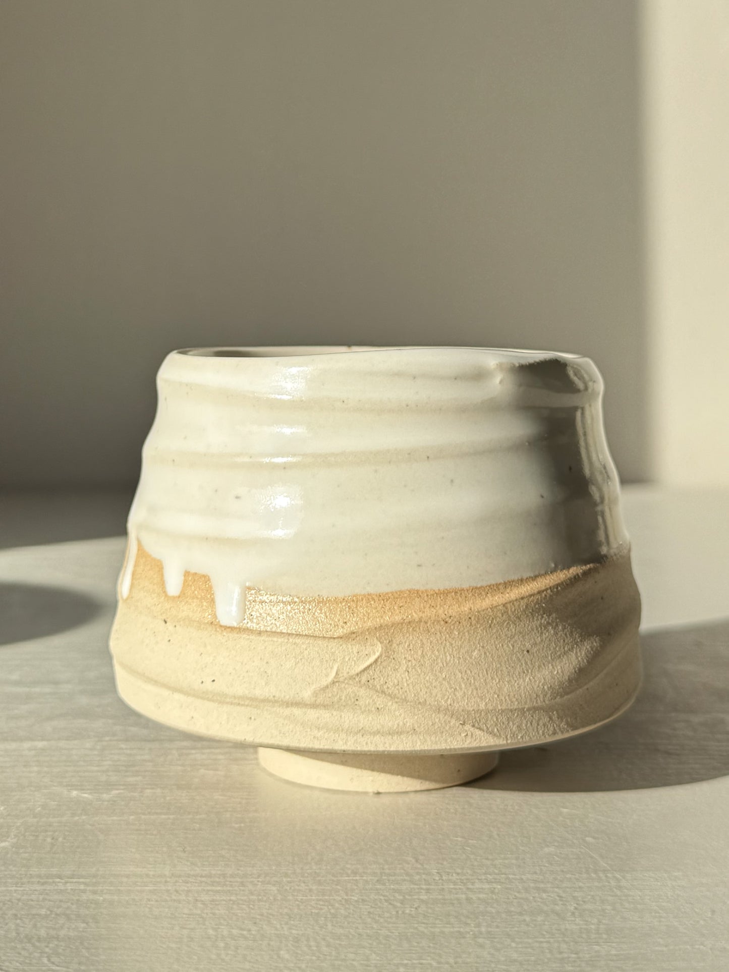 Yunomi Cup – Glossy White #02 with soft curves, flowing glaze, and natural look, perfect for tea or coffee, made in warm stoneware.