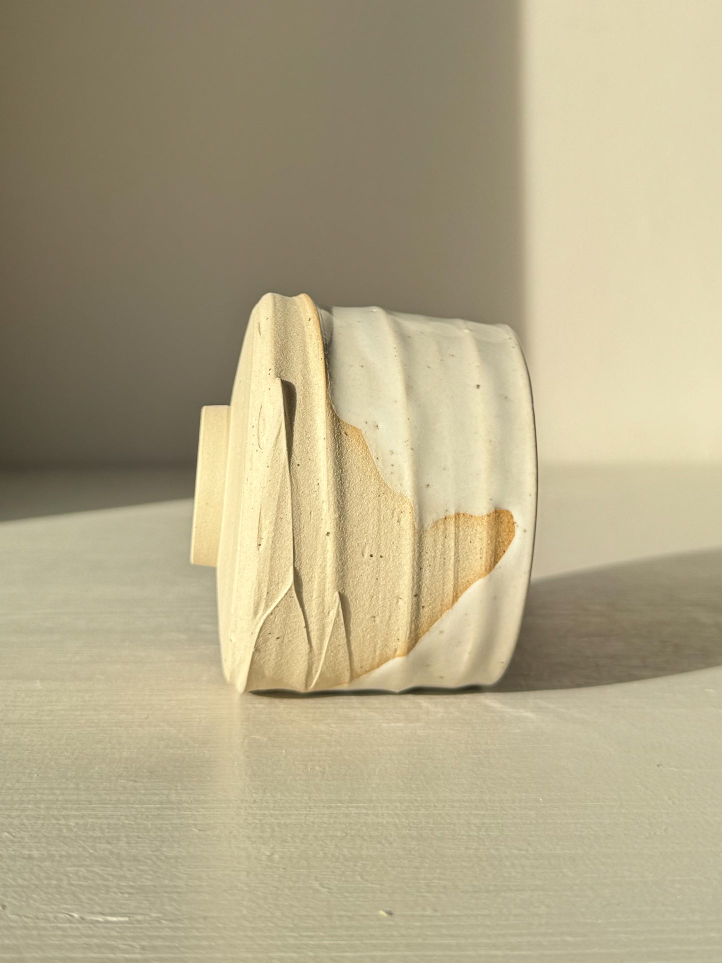 Yunomi Cup – Glossy White #03, side view, showing soft curves and natural stoneware finish with white glaze.