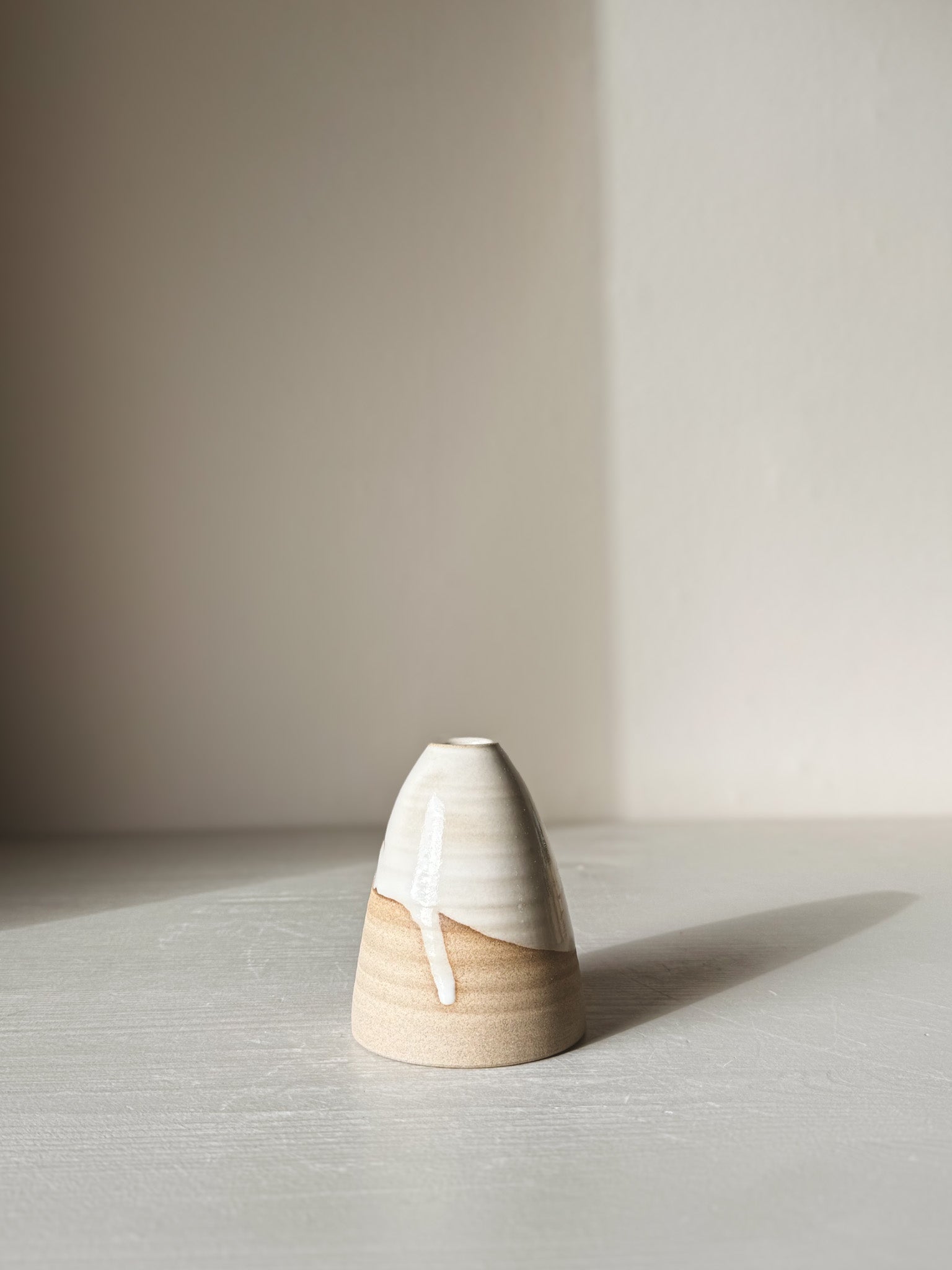 Small Vase – Yuki #01 with white glaze and matte clay base, elegant decorative piece with soft curves and subtle movement.