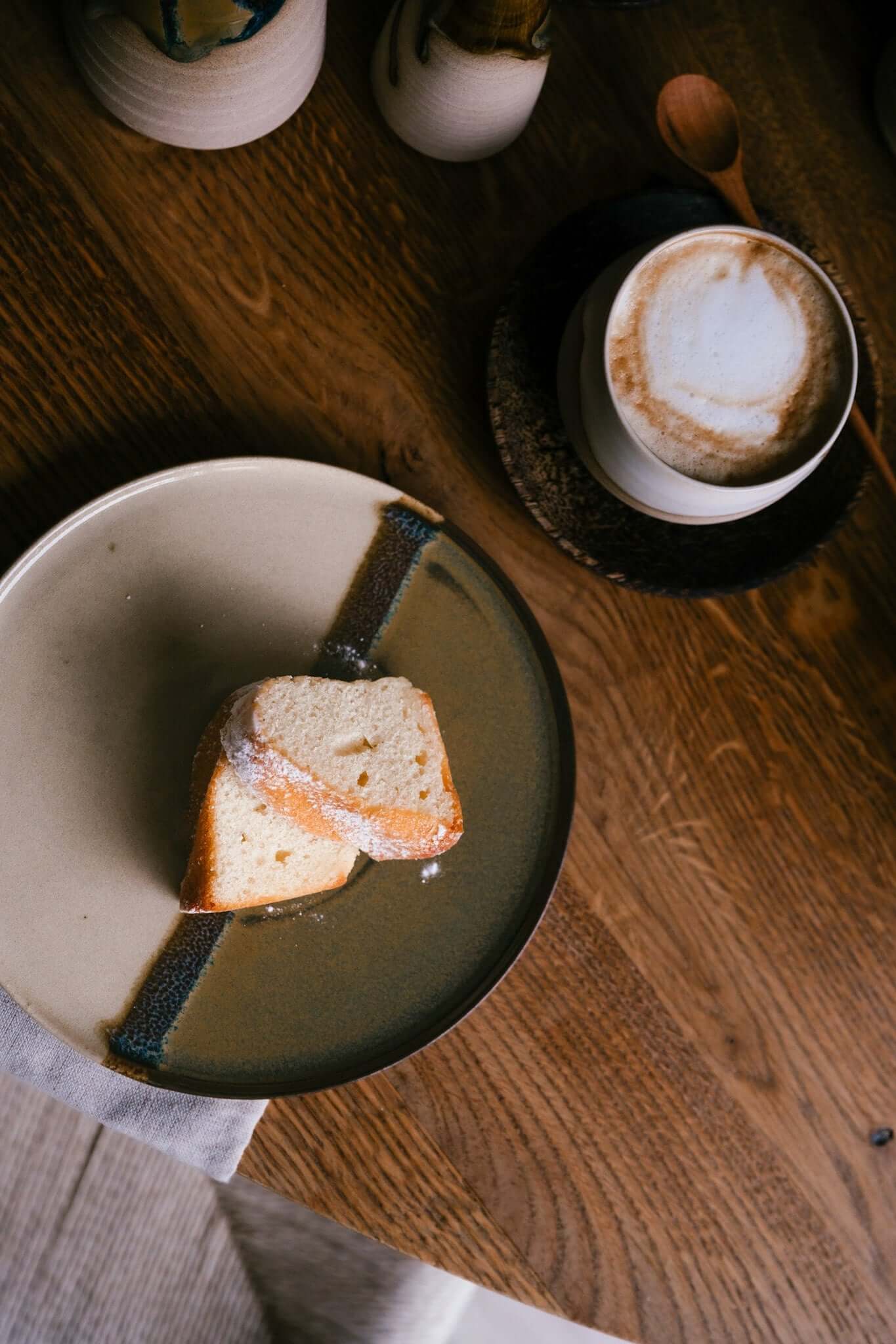 Flat Round Breakfast Plate – Inyo with glossy tenmoku and toffee glaze design. Handmade ceramic with organic pattern.