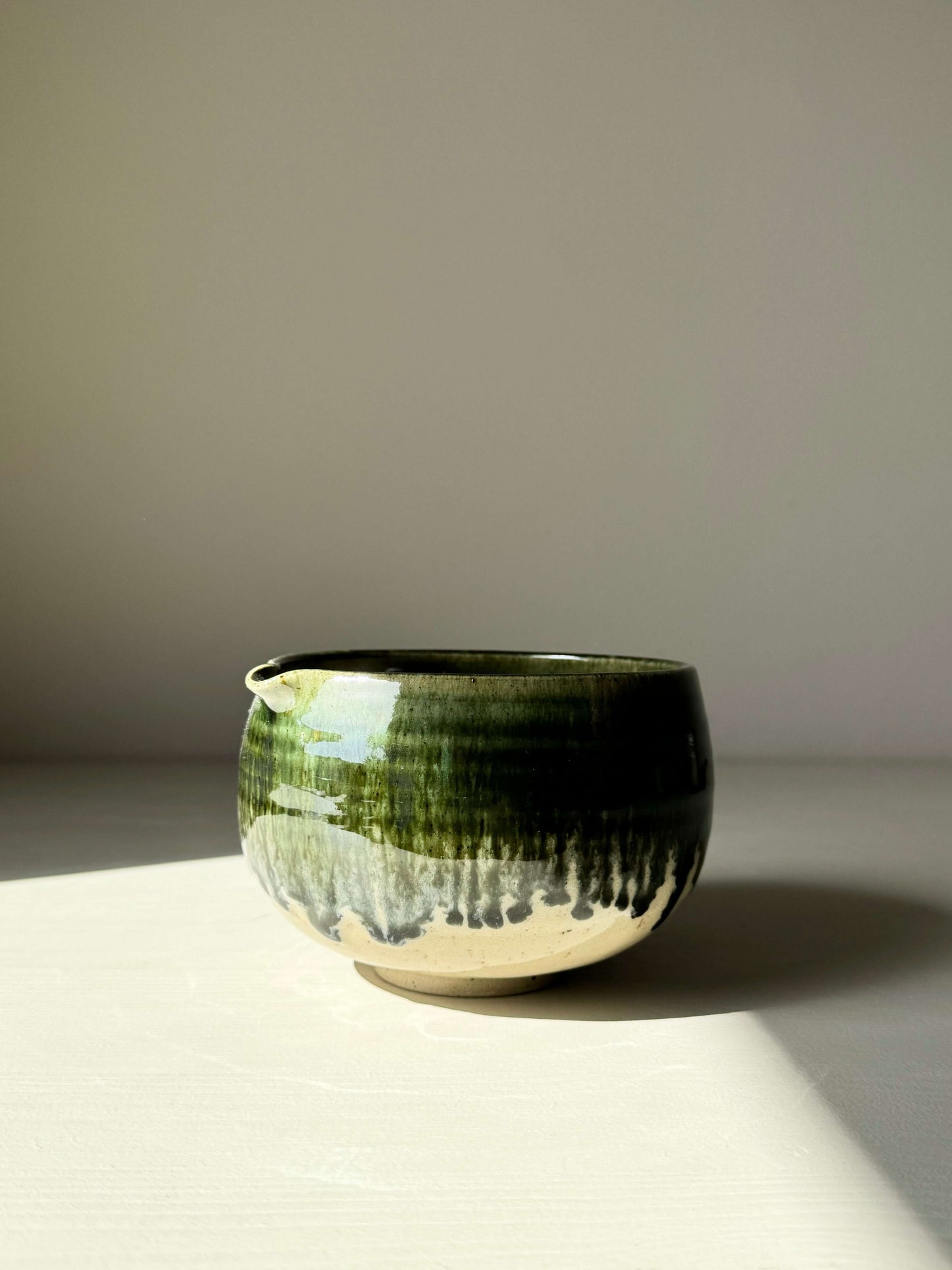 Katakuchi matcha bowl with green rim, featuring a rounded shape and spout, perfect for whisking and pouring matcha tea.