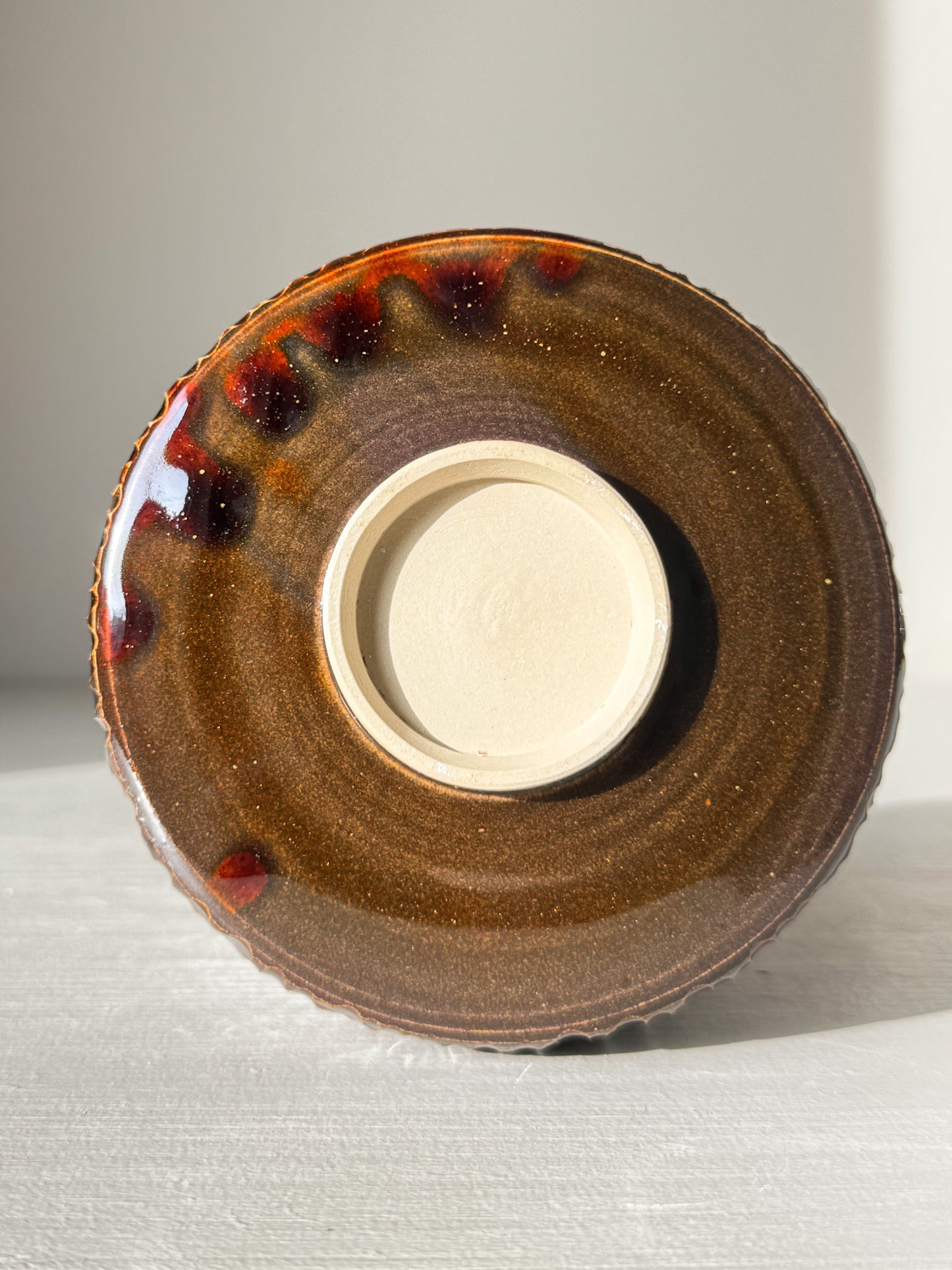 Matcha Bowl Spout – Kinsei #03 with carved vertical lines and glossy brown glaze, highlighting craftsmanship and elegance.