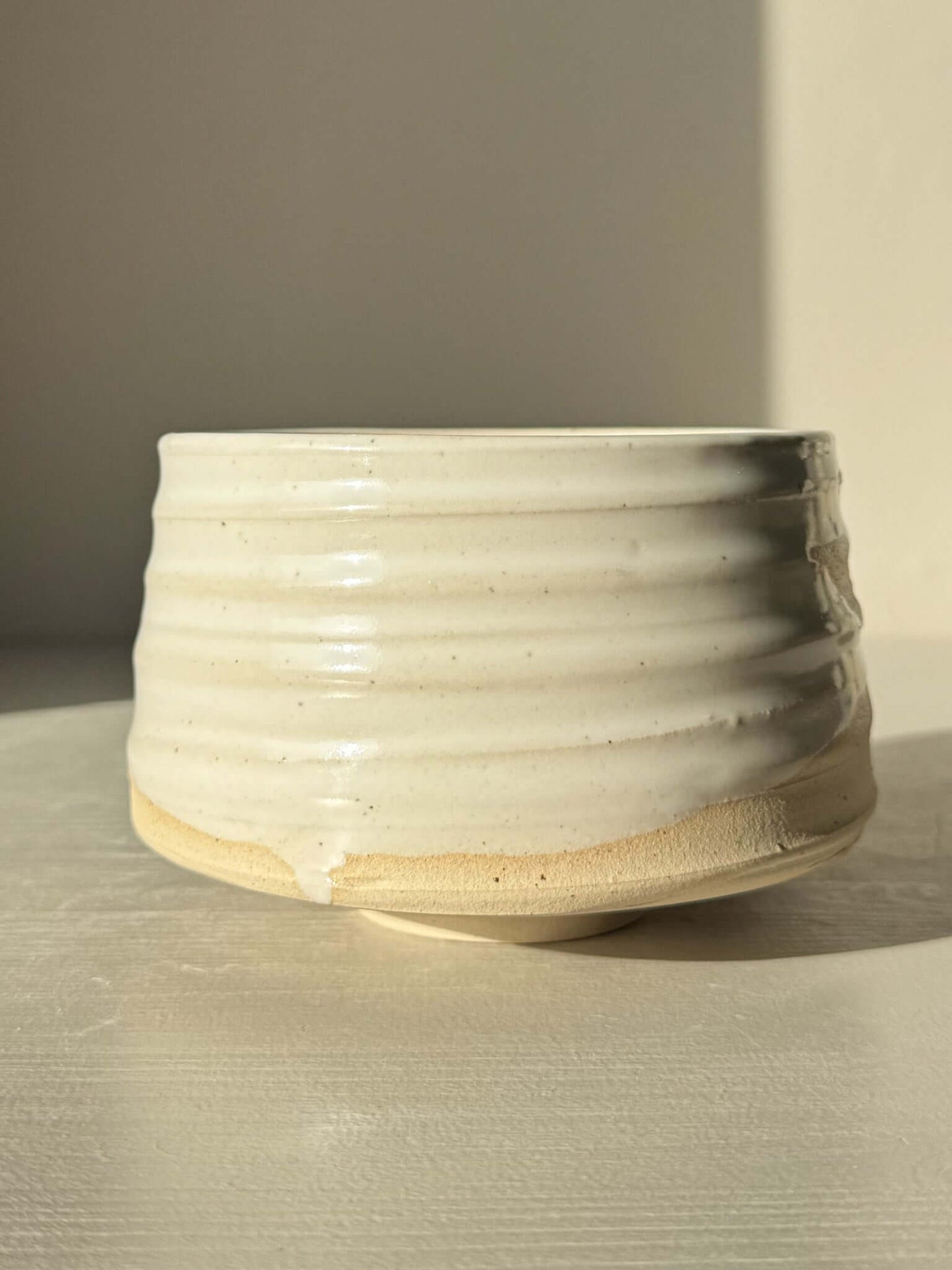 Matcha Bowl – Glossy White #03 with a textured surface and glossy glaze on speckled stoneware clay.