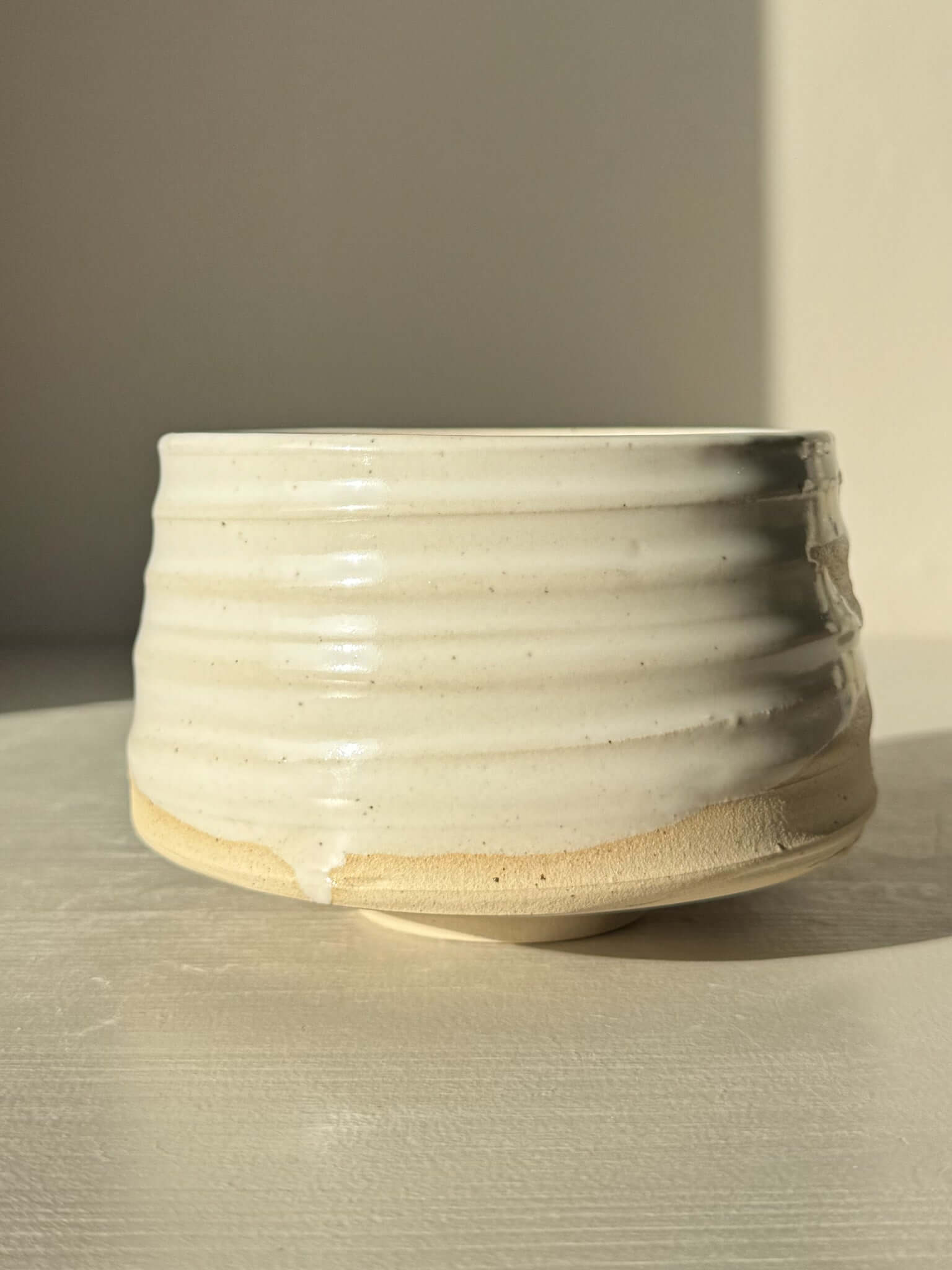 Matcha Bowl – Glossy White #03 with a textured surface and glossy glaze on speckled stoneware clay.