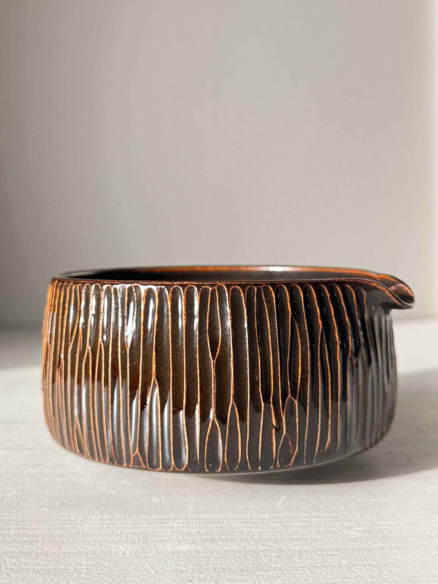 Matcha Bowl Spout – Kinsei #02 with hand-carved vertical lines and glossy glaze