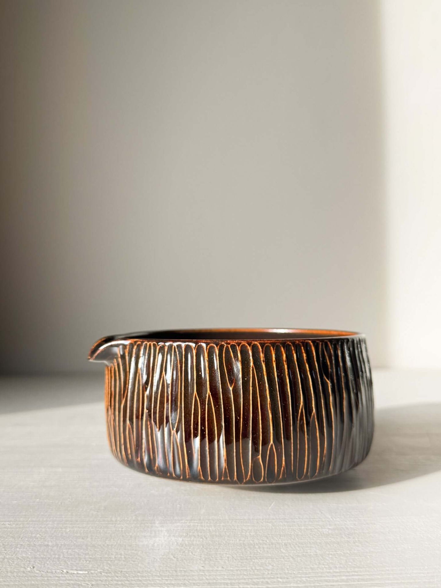 Matcha Bowl Spout – Kinsei #02 with hand-carved vertical lines and glossy glaze