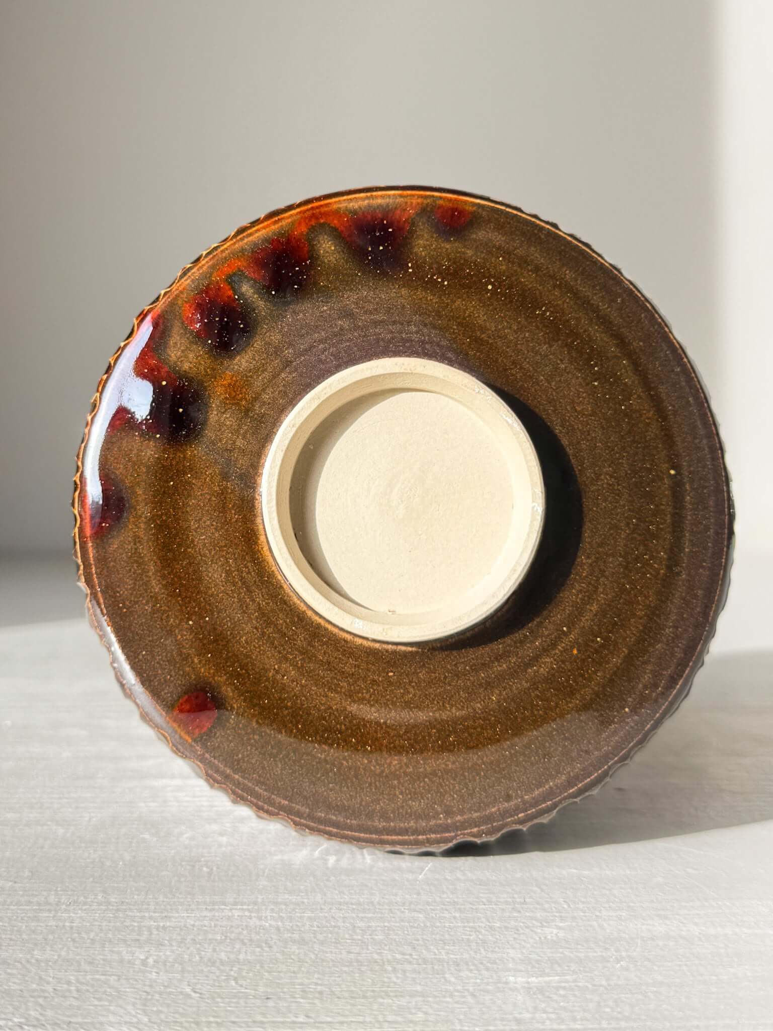 Matcha Bowl Spout – Kinsei #03 with carved vertical lines and glossy brown glaze, highlighting craftsmanship and elegance.