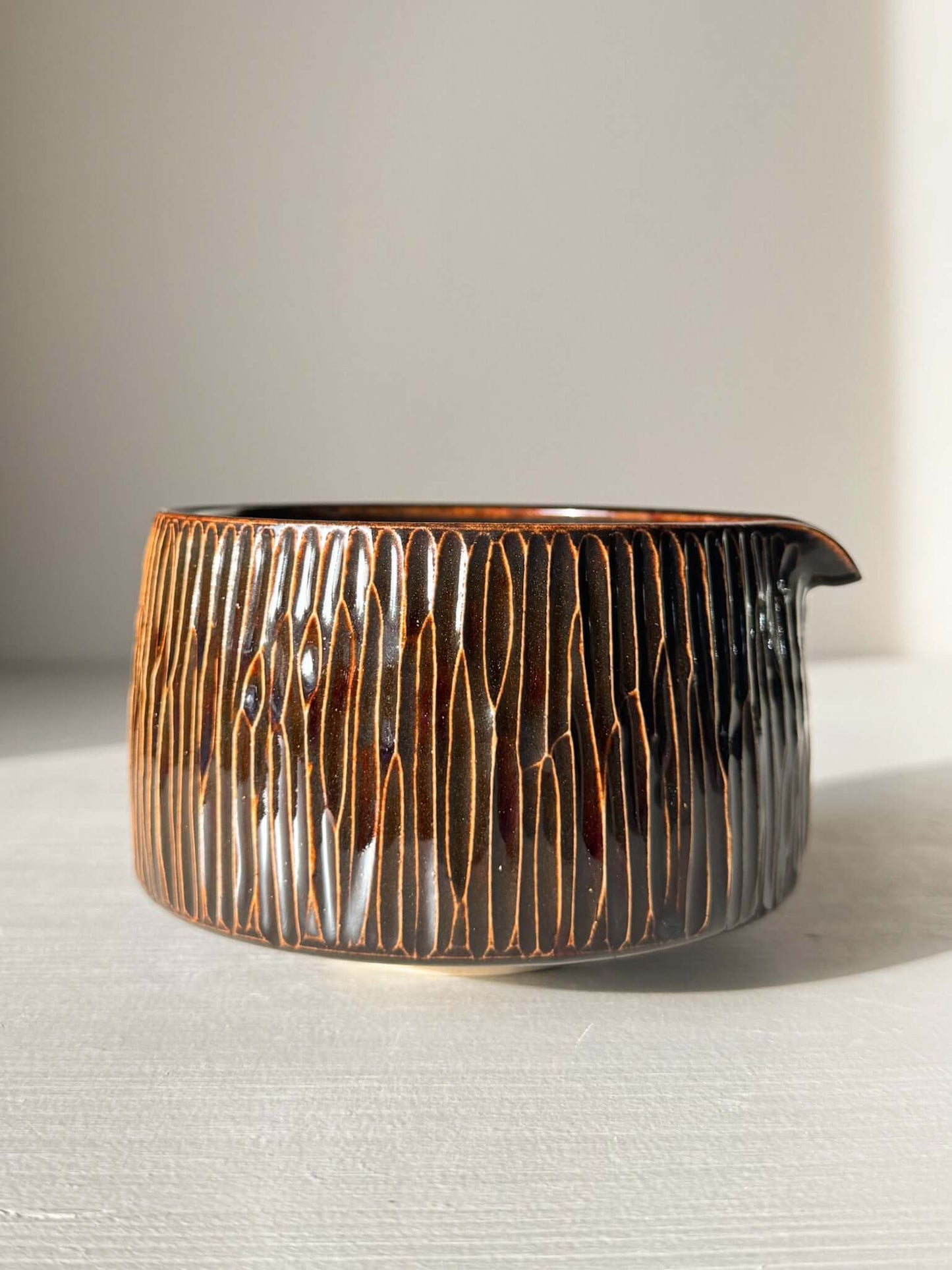 Matcha Bowl Spout – Kinsei #01 with hand-carved vertical lines and glossy glaze, featuring shades of deep brown and golden highlights.
