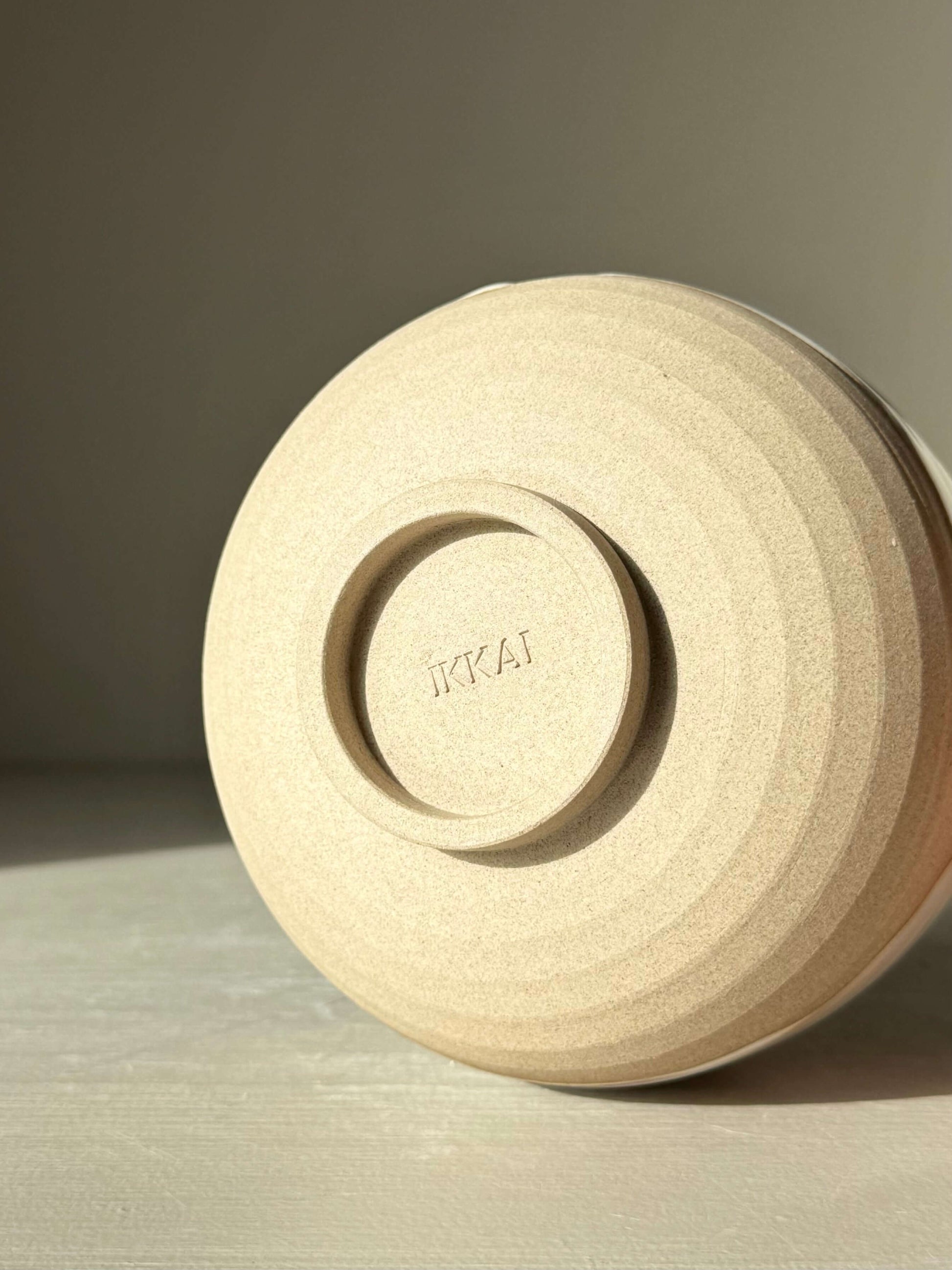 Base of Matcha Bowl – Yuki #02, handmade ceramic with a toffee clay texture and concentric design.